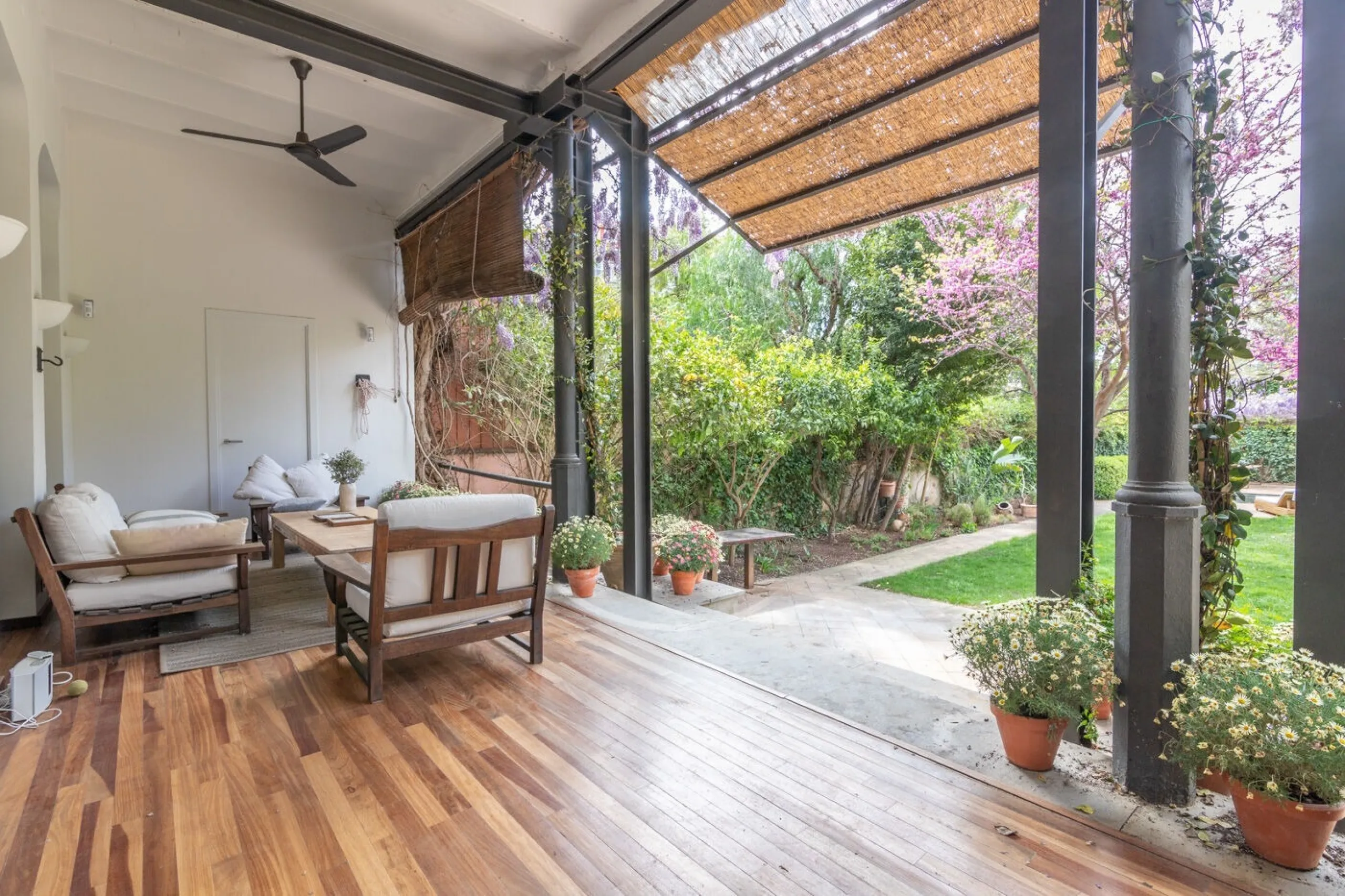 Charming House with Garden and Pool for Mid-Term Rent in Sarria Center, Barcelona