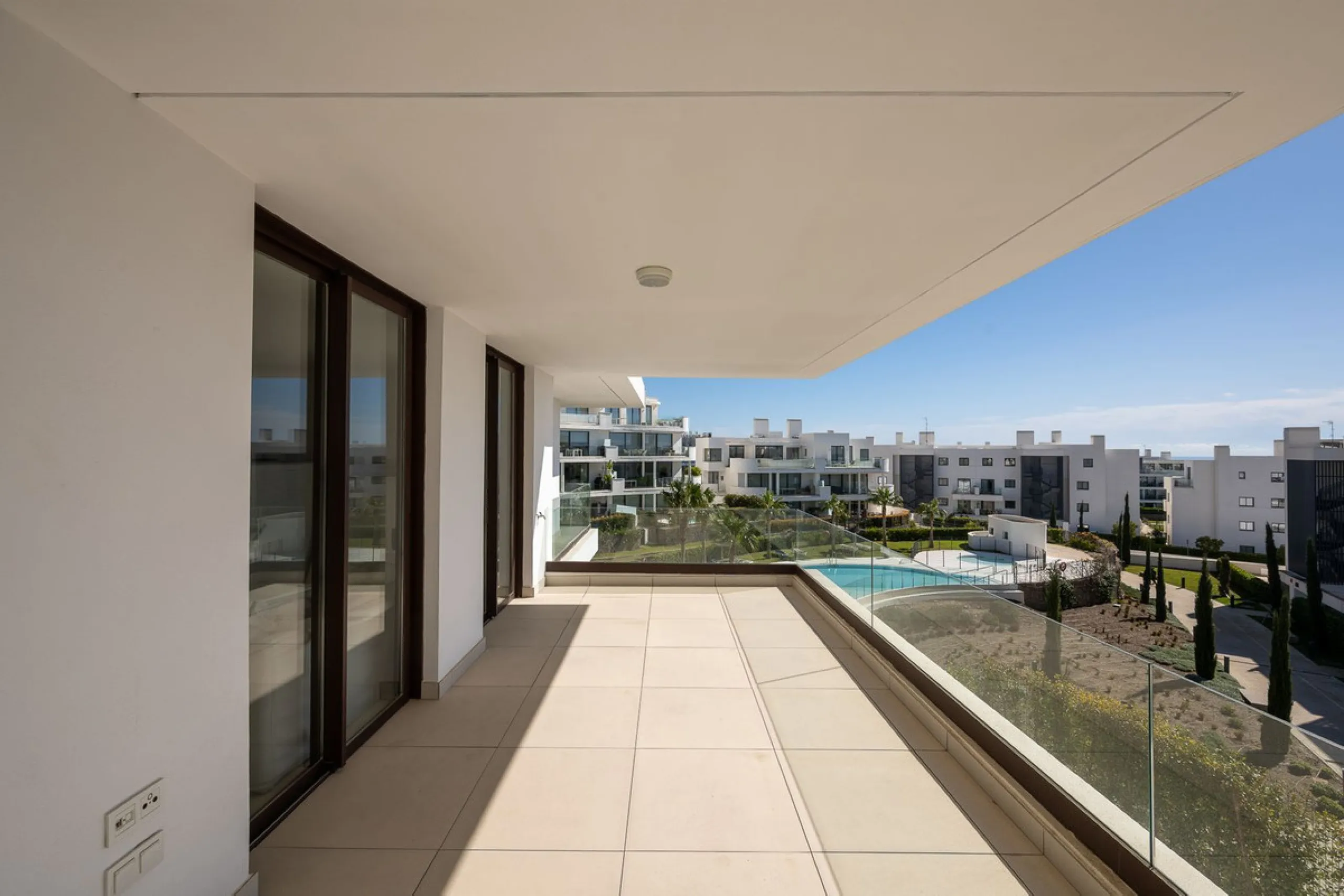Experience the pinnacle of modern, minimalist living with this stunning apartment in the Reserva del Higuerón, just a short stroll of 400 meters from the beautiful beaches of Fuengirola.