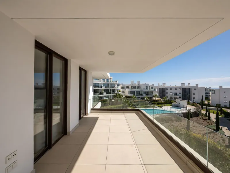 Experience the pinnacle of modern, minimalist living with this stunning apartment in the Reserva del Higuerón, just a short stroll of 400 meters from the beautiful beaches of Fuengirola.