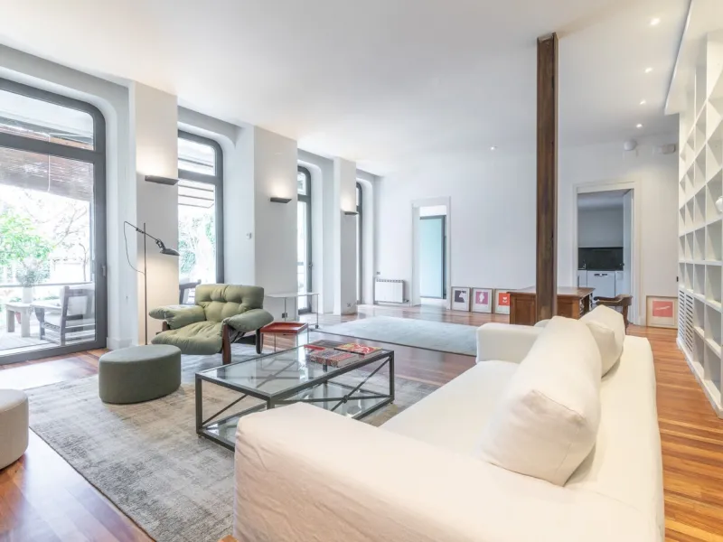 Charming House with Garden and Pool for Mid-Term Rent in Sarria Center, Barcelona