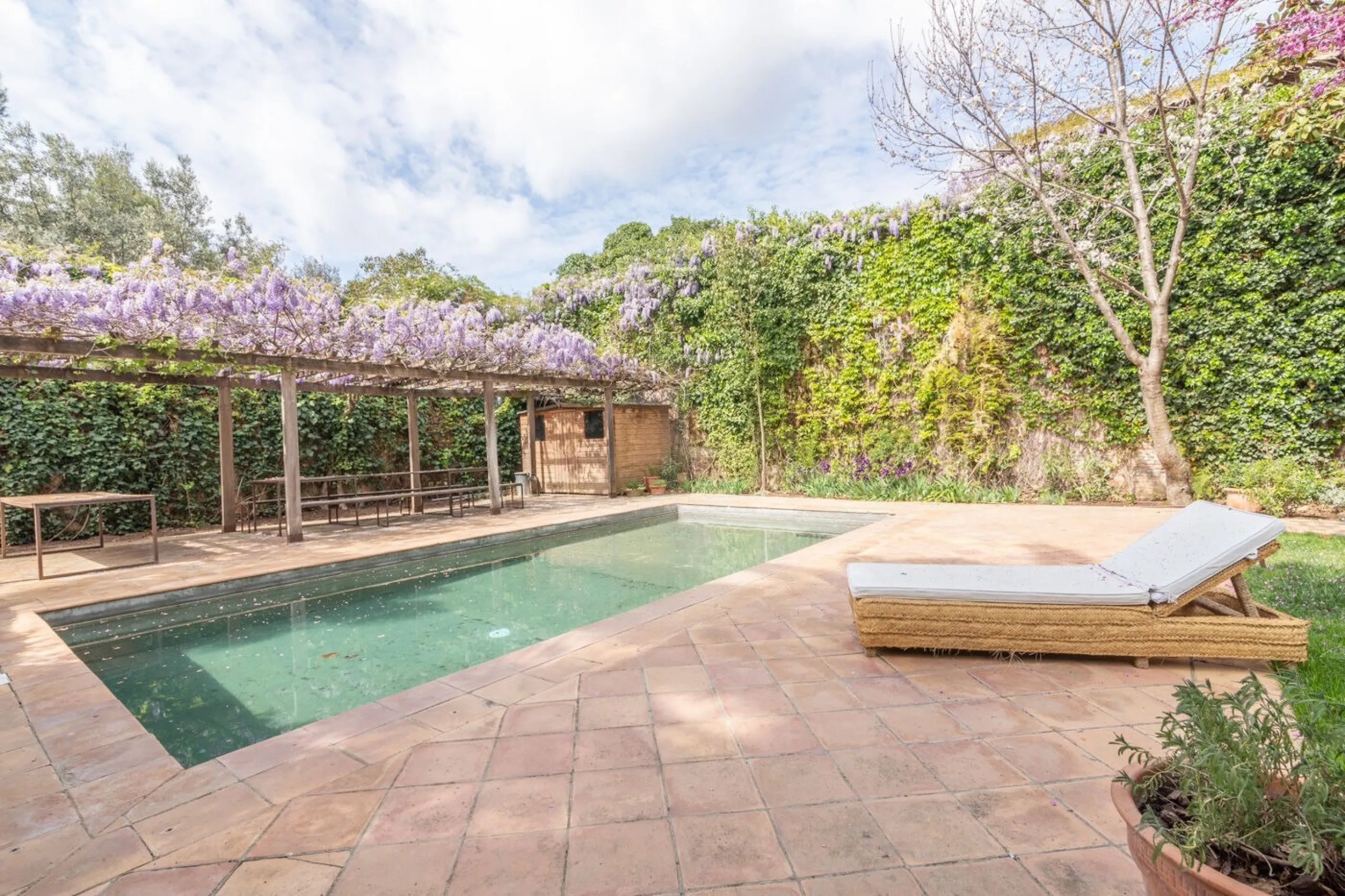 Charming House with Garden and Pool for Mid-Term Rent in Sarria Center, Barcelona