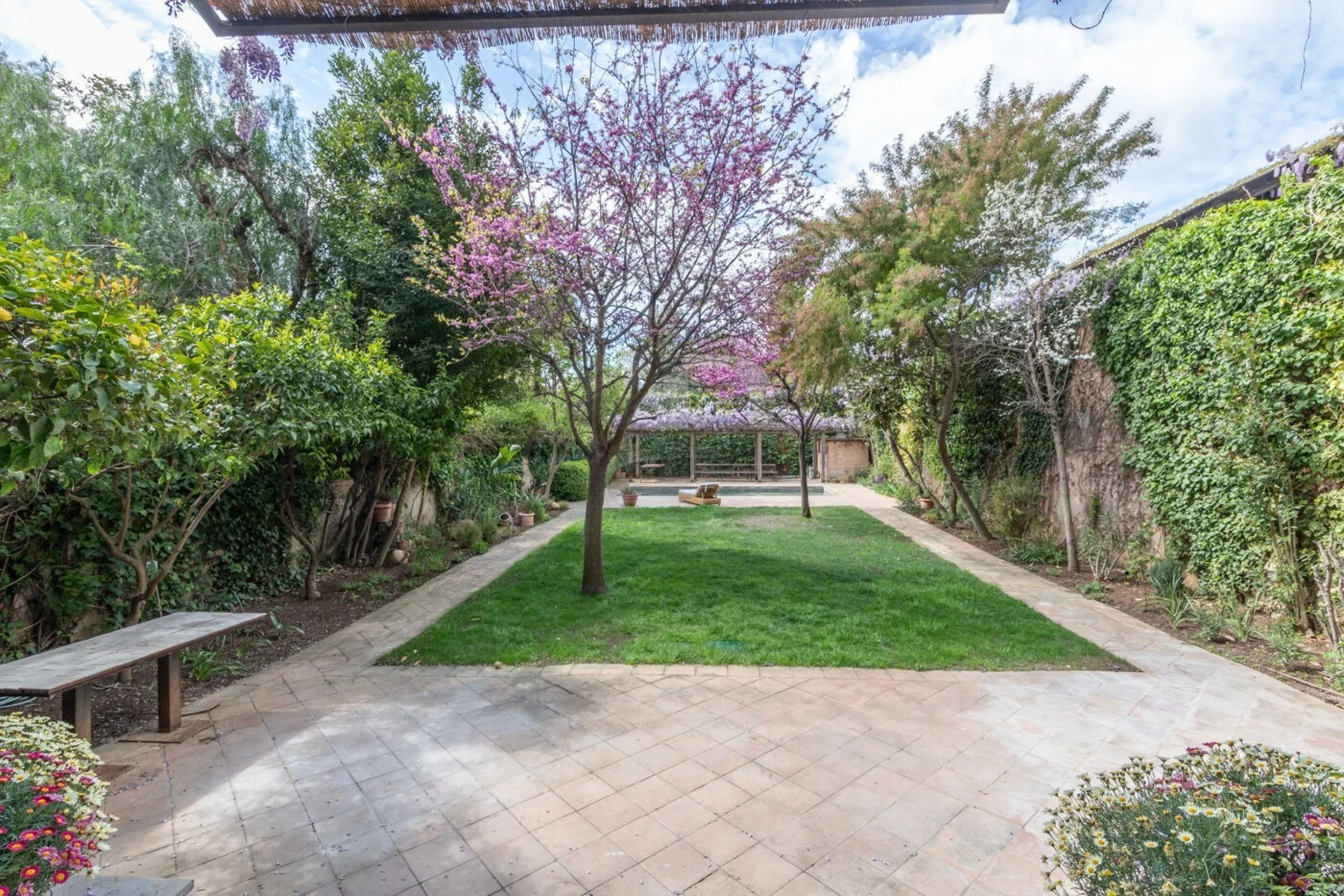 Charming House with Garden and Pool for Mid-Term Rent in Sarria Center, Barcelona