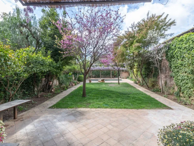 Charming House with Garden and Pool for Mid-Term Rent in Sarria Center, Barcelona