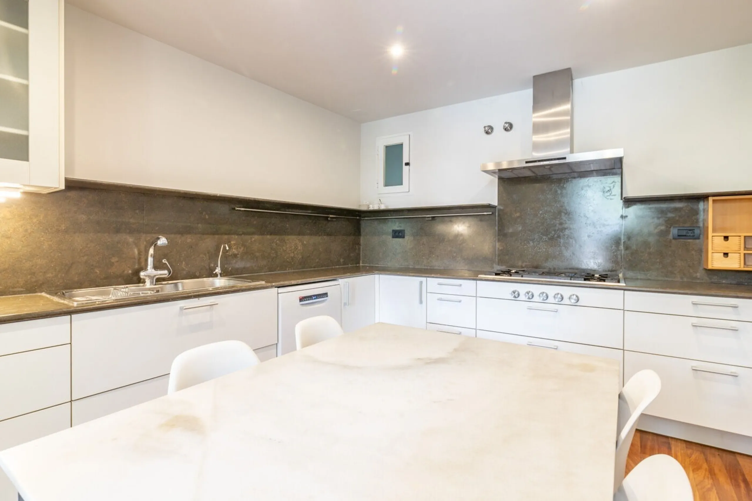 Charming House with Garden and Pool for Mid-Term Rent in Sarria Center, Barcelona