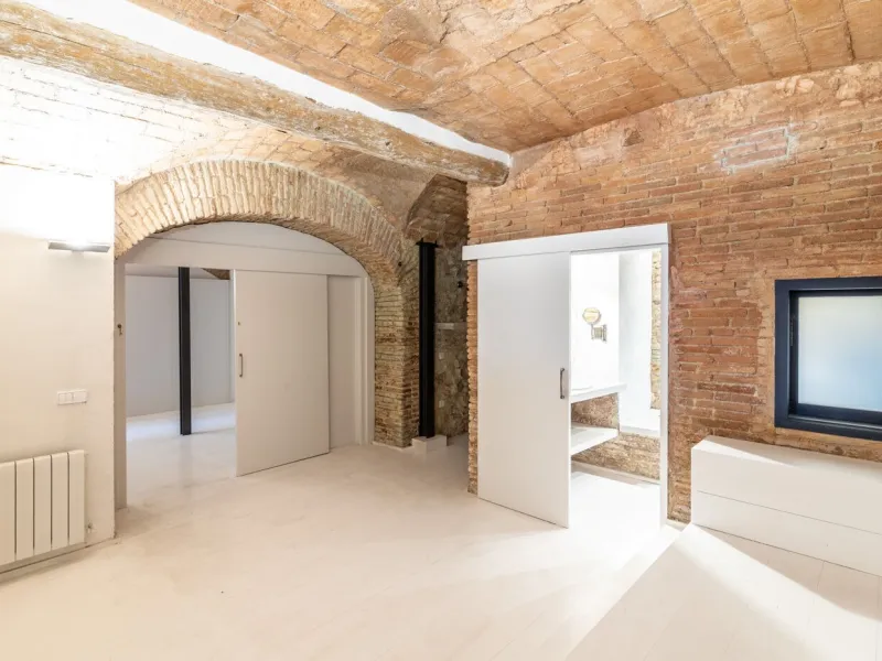 Charming House with Garden and Pool for Mid-Term Rent in Sarria Center, Barcelona