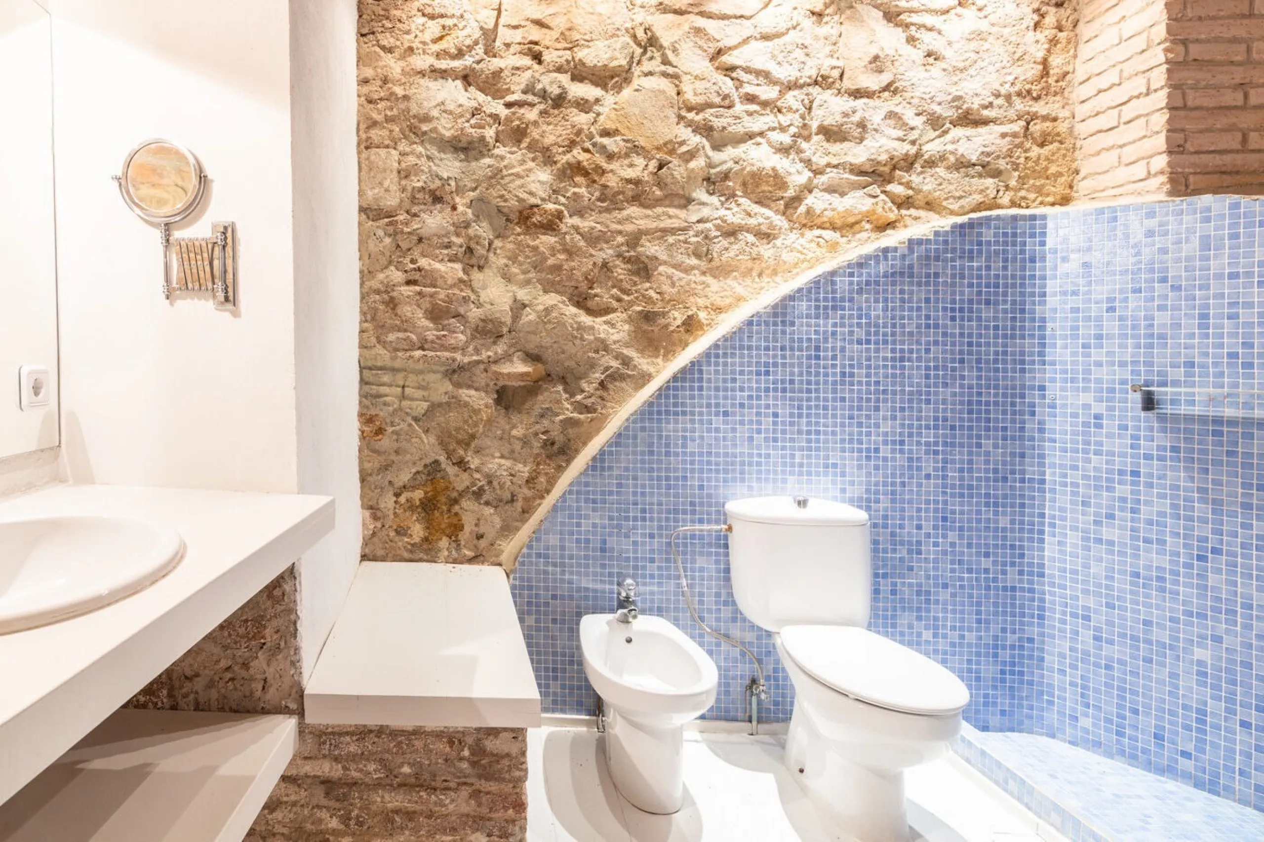 Charming House with Garden and Pool for Mid-Term Rent in Sarria Center, Barcelona
