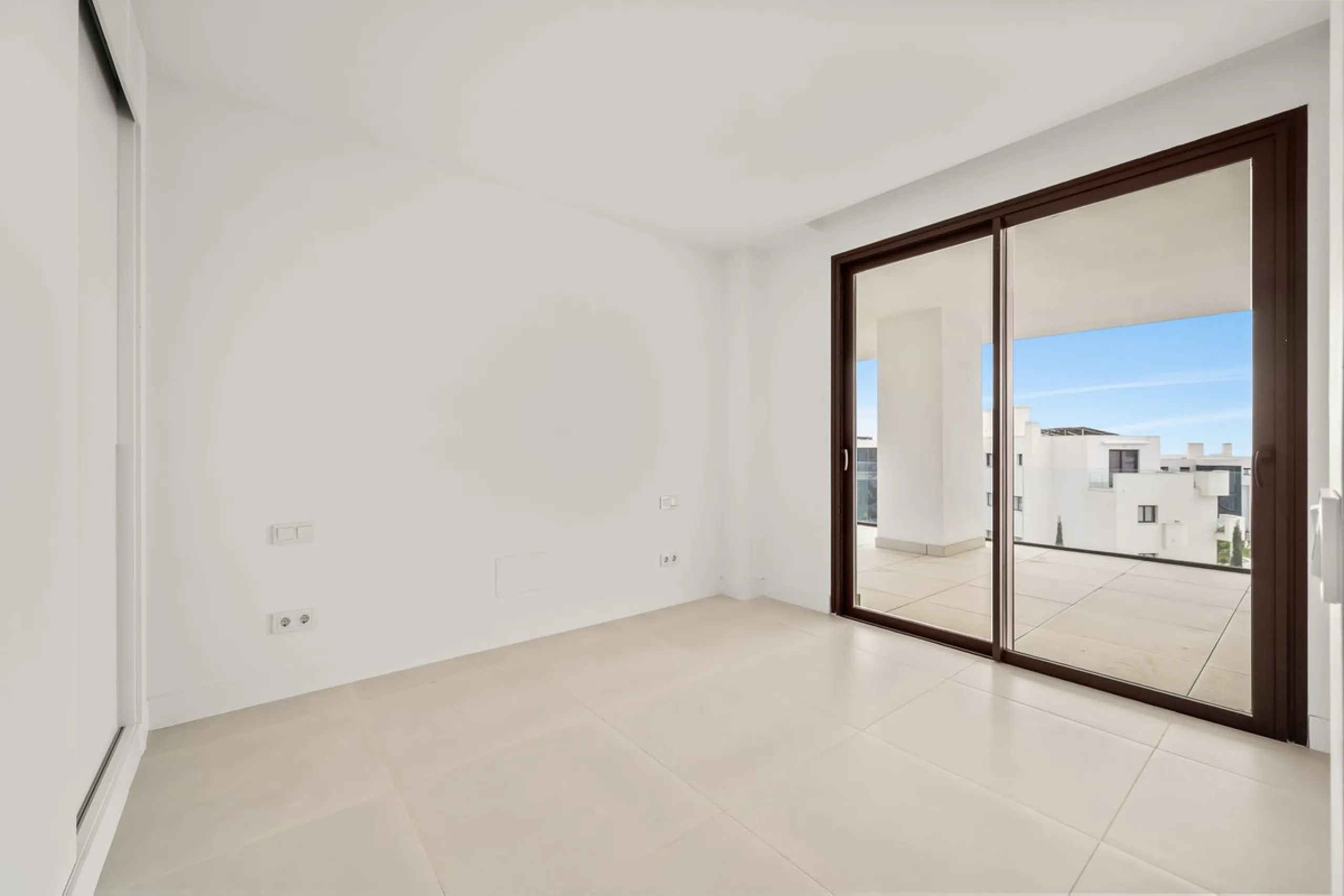 Experience the pinnacle of modern, minimalist living with this stunning apartment in the Reserva del Higuerón, just a short stroll of 400 meters from the beautiful beaches of Fuengirola.