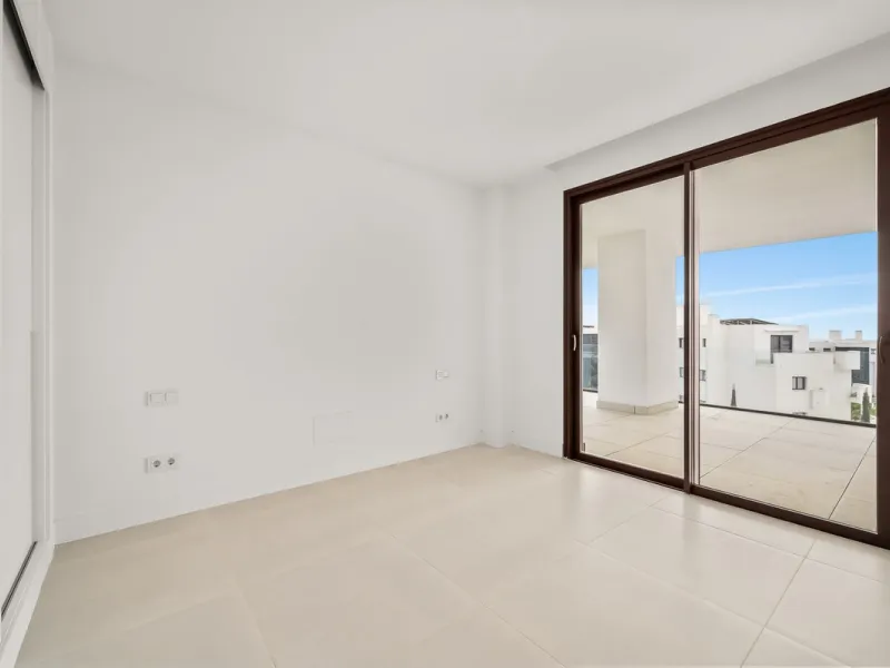 Experience the pinnacle of modern, minimalist living with this stunning apartment in the Reserva del Higuerón, just a short stroll of 400 meters from the beautiful beaches of Fuengirola.