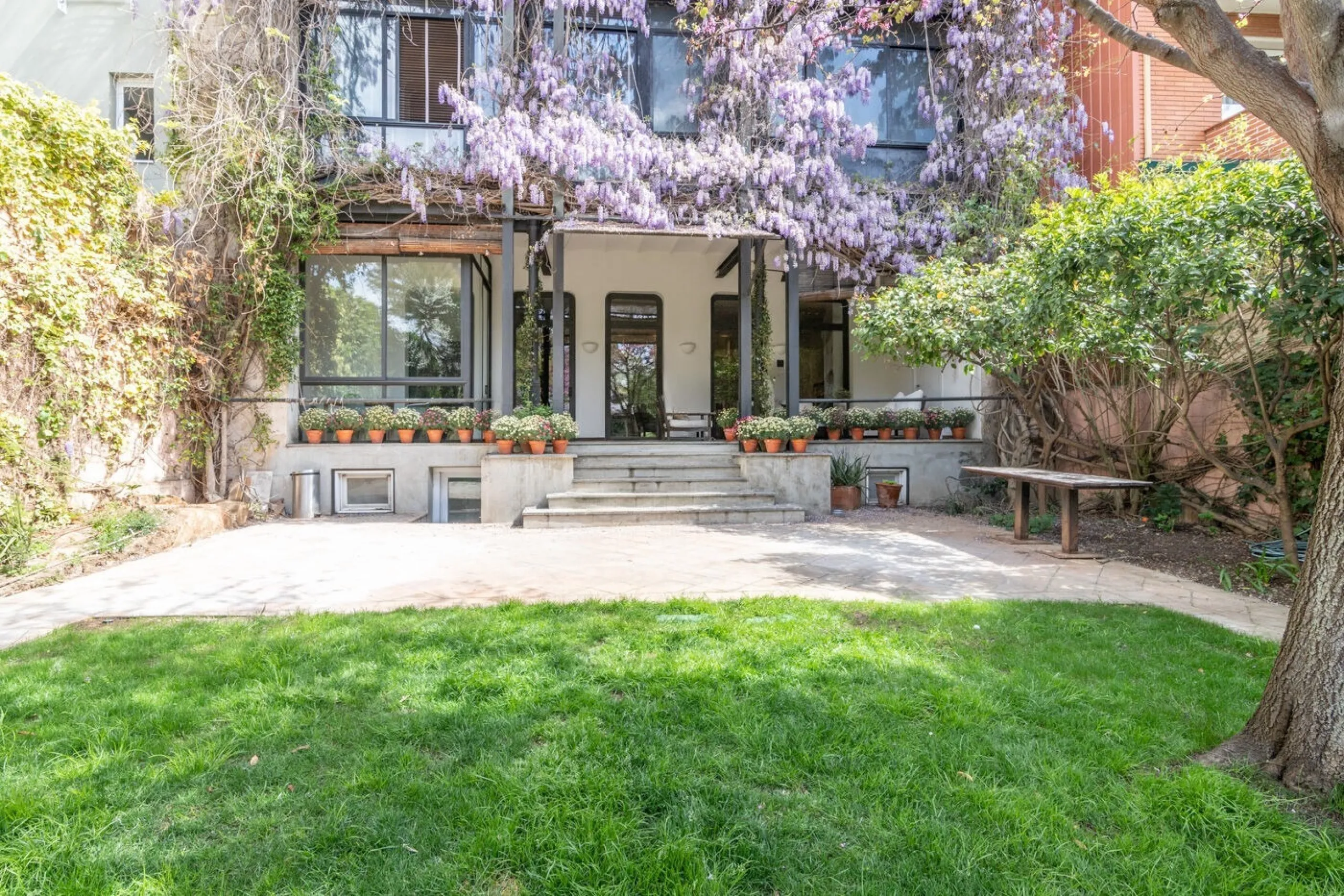 Charming House with Garden and Pool for Mid-Term Rent in Sarria Center, Barcelona