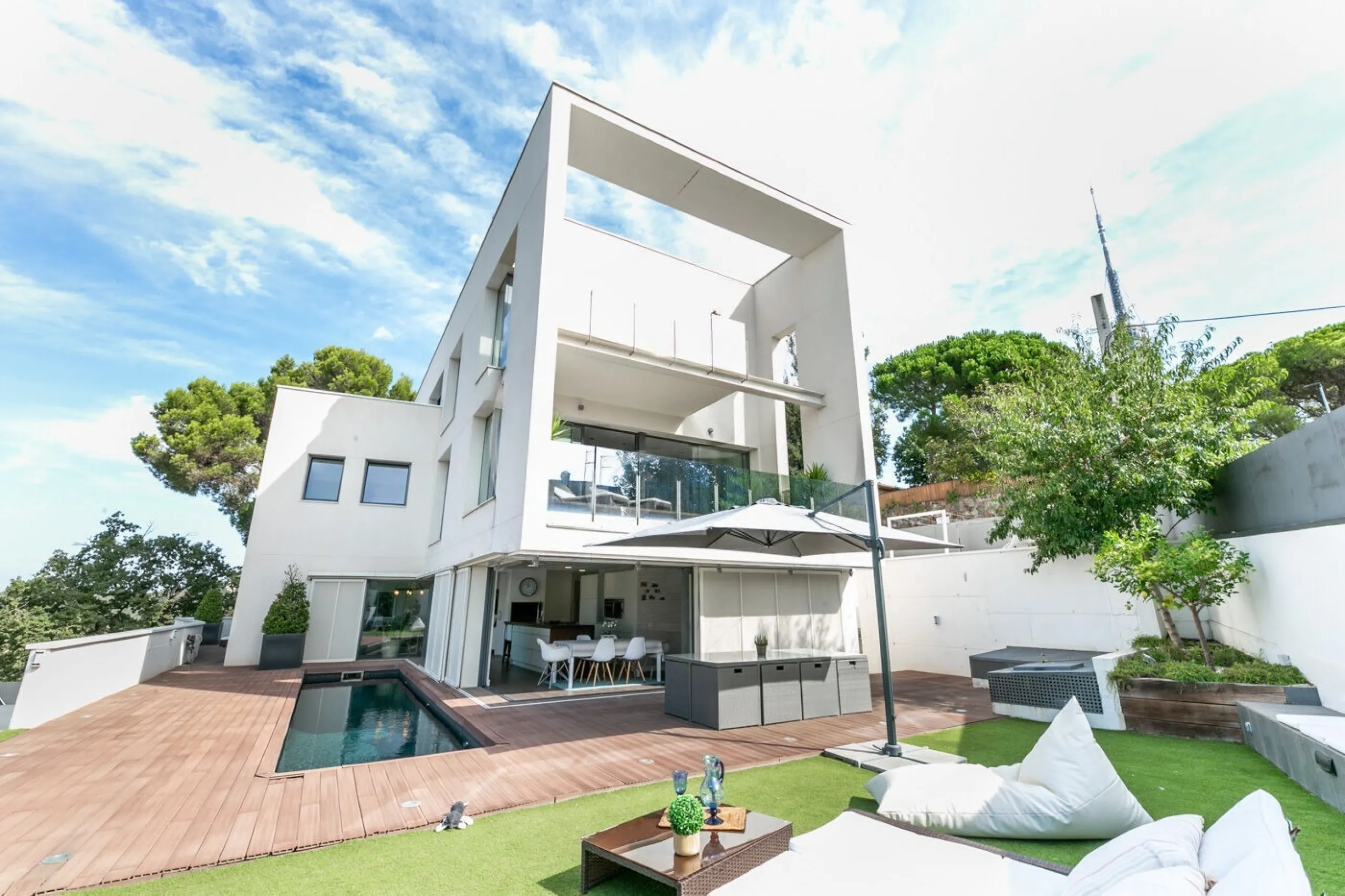  Modern Villa with Pool and Panoramic Views for Rent in Valvidrera, Barcelona