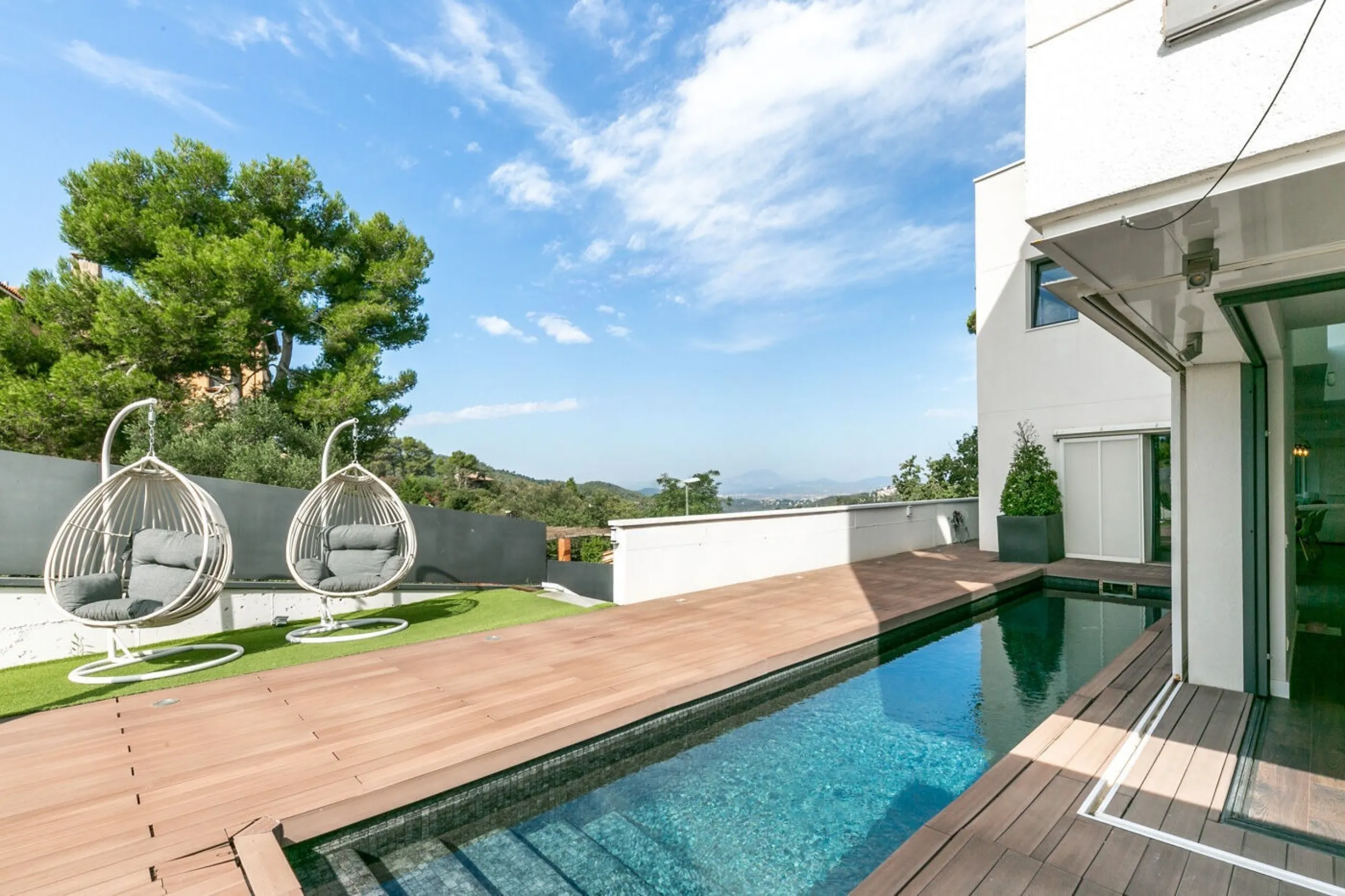  Modern Villa with Pool and Panoramic Views for Rent in Valvidrera, Barcelona