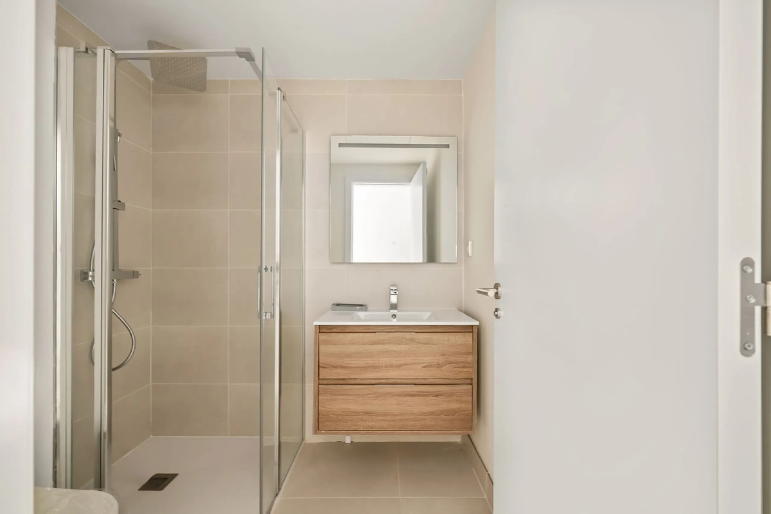 Experience the pinnacle of modern, minimalist living with this stunning apartment in the Reserva del Higuerón, just a short stroll of 400 meters from the beautiful beaches of Fuengirola.
