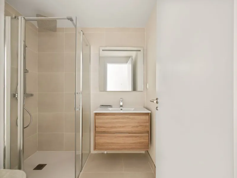 Experience the pinnacle of modern, minimalist living with this stunning apartment in the Reserva del Higuerón, just a short stroll of 400 meters from the beautiful beaches of Fuengirola.