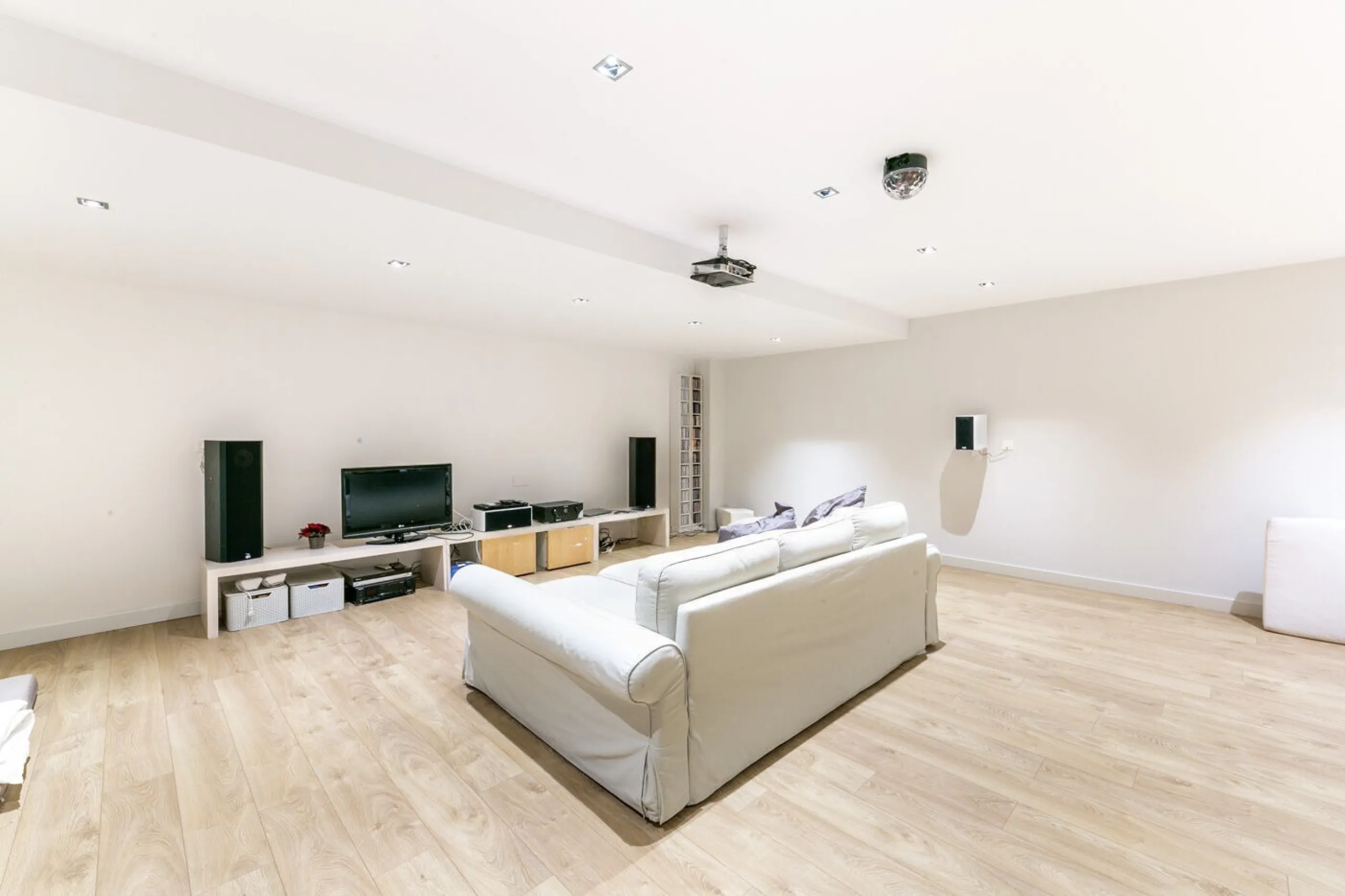  Modern Villa with Pool and Panoramic Views for Rent in Valvidrera, Barcelona