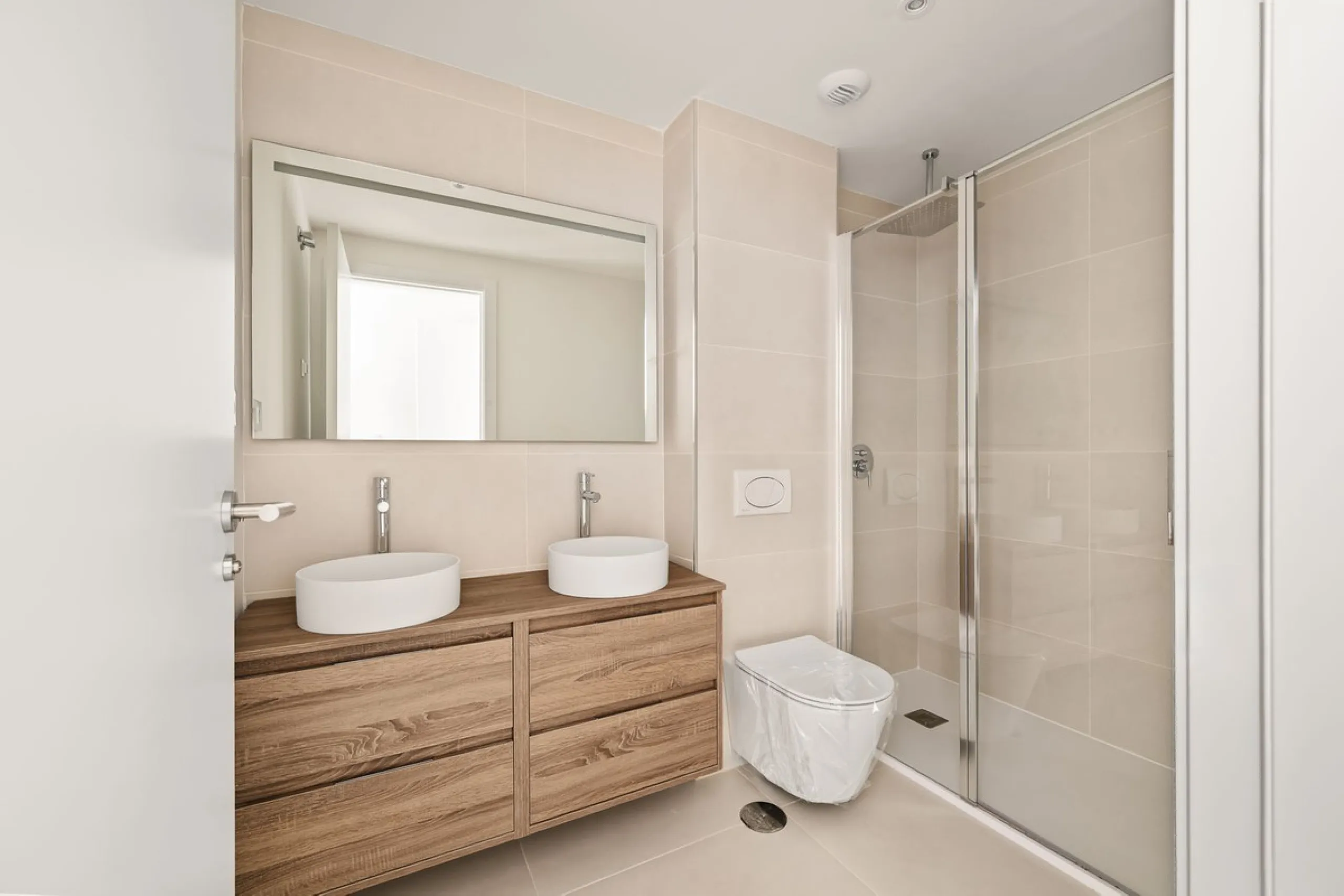 Experience the pinnacle of modern, minimalist living with this stunning apartment in the Reserva del Higuerón, just a short stroll of 400 meters from the beautiful beaches of Fuengirola.