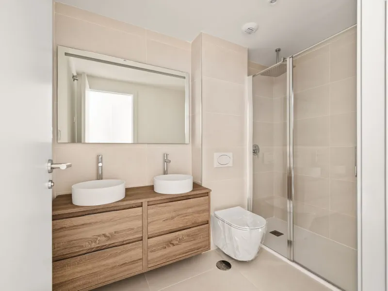 Experience the pinnacle of modern, minimalist living with this stunning apartment in the Reserva del Higuerón, just a short stroll of 400 meters from the beautiful beaches of Fuengirola.