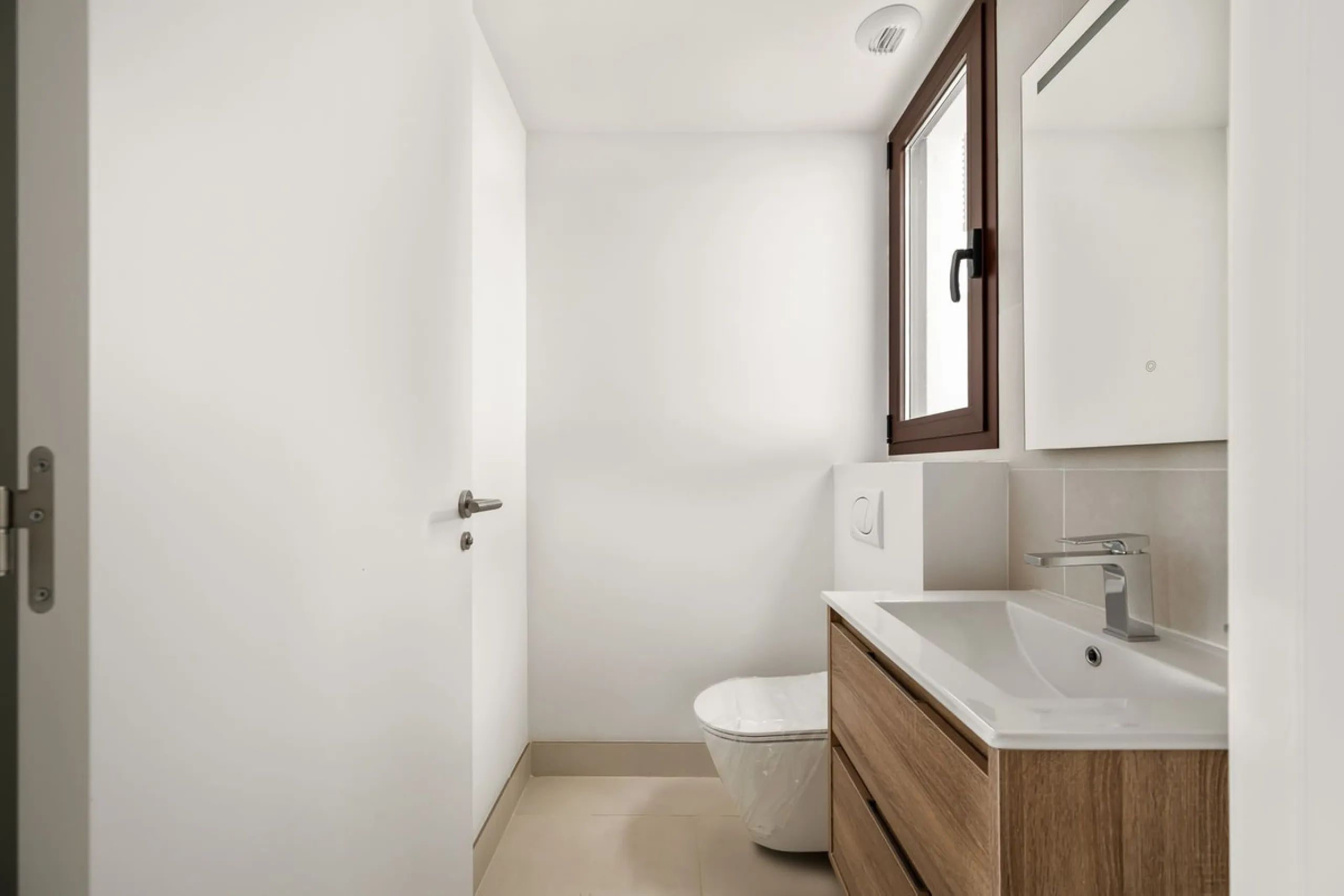 Experience the pinnacle of modern, minimalist living with this stunning apartment in the Reserva del Higuerón, just a short stroll of 400 meters from the beautiful beaches of Fuengirola.