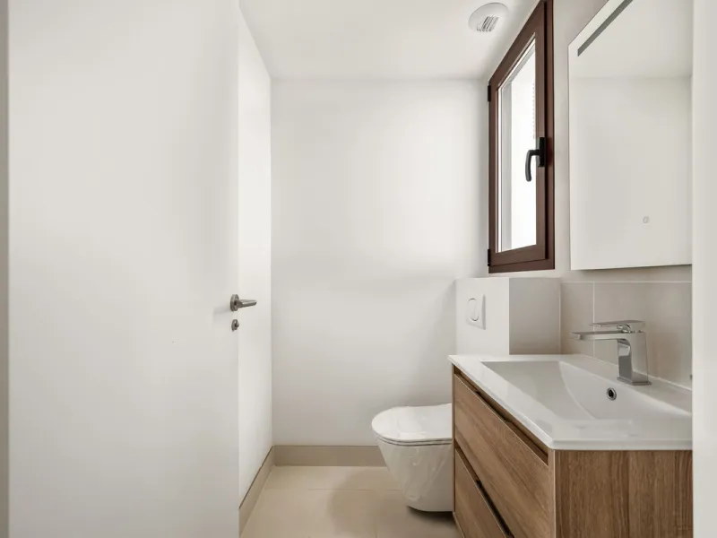 Experience the pinnacle of modern, minimalist living with this stunning apartment in the Reserva del Higuerón, just a short stroll of 400 meters from the beautiful beaches of Fuengirola.