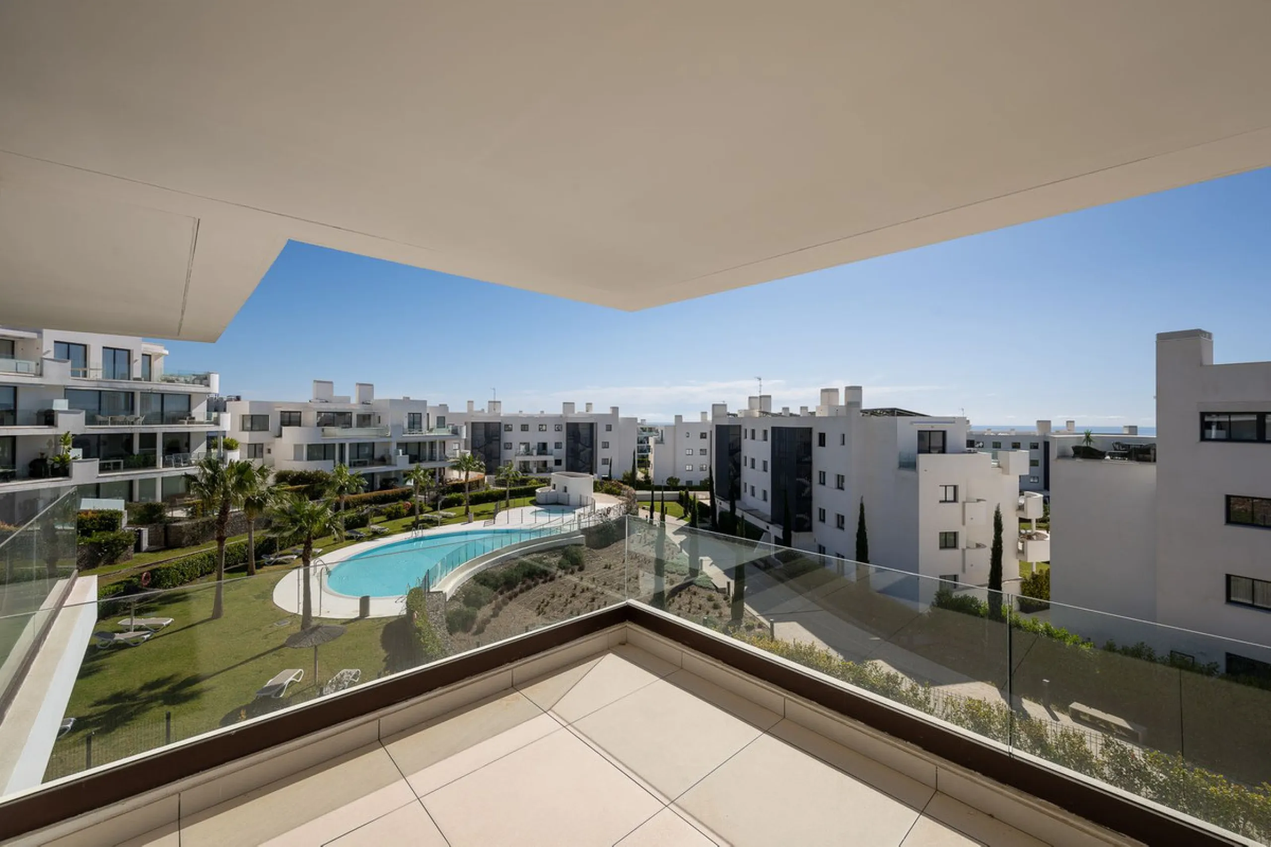 Experience the pinnacle of modern, minimalist living with this stunning apartment in the Reserva del Higuerón, just a short stroll of 400 meters from the beautiful beaches of Fuengirola.