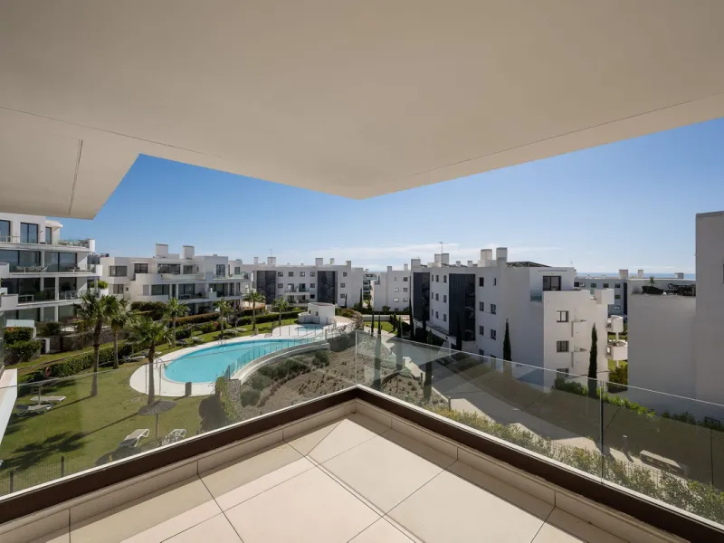 Experience the pinnacle of modern, minimalist living with this stunning apartment in the Reserva del Higuerón, just a short stroll of 400 meters from the beautiful beaches of Fuengirola.