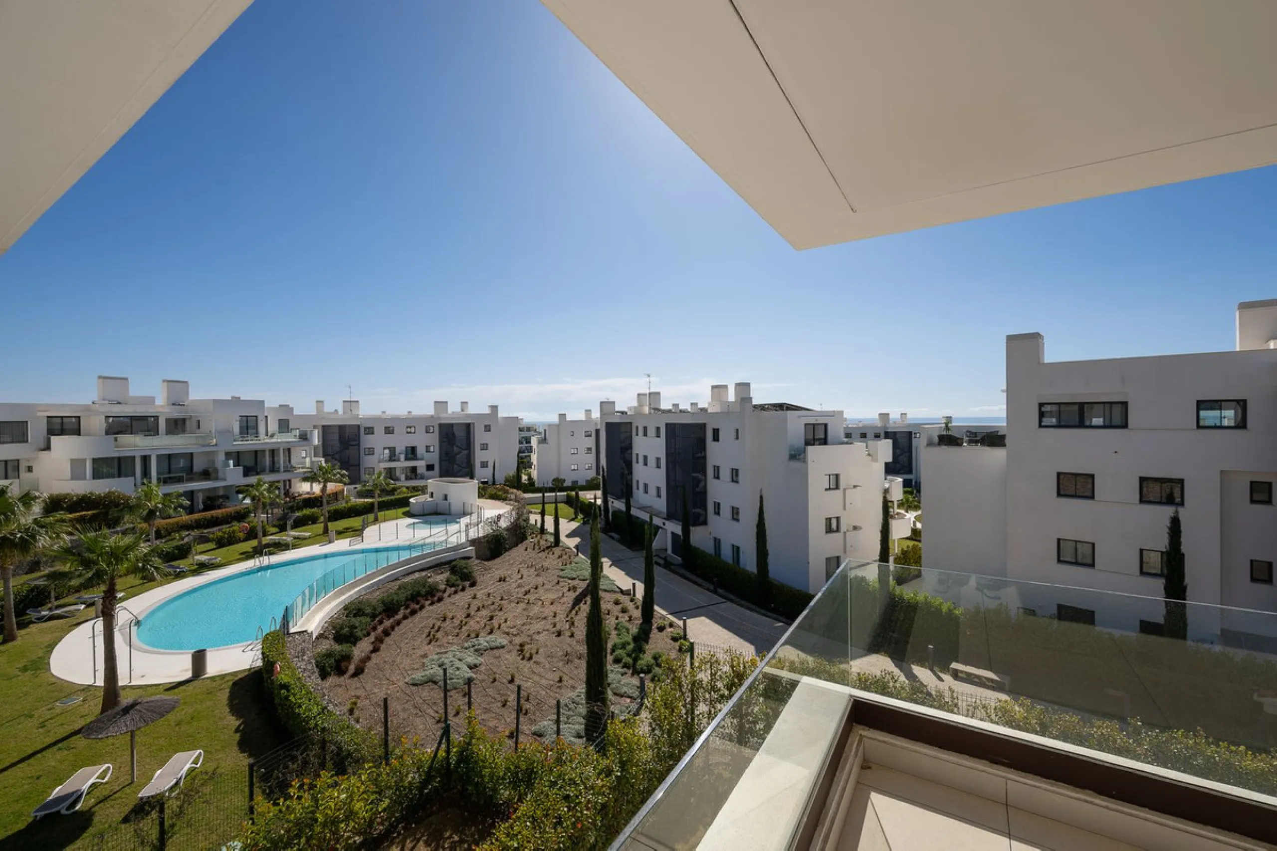 Experience the pinnacle of modern, minimalist living with this stunning apartment in the Reserva del Higuerón, just a short stroll of 400 meters from the beautiful beaches of Fuengirola.
