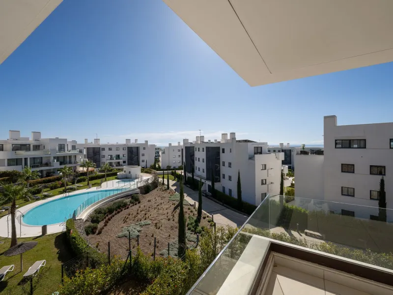 Experience the pinnacle of modern, minimalist living with this stunning apartment in the Reserva del Higuerón, just a short stroll of 400 meters from the beautiful beaches of Fuengirola.