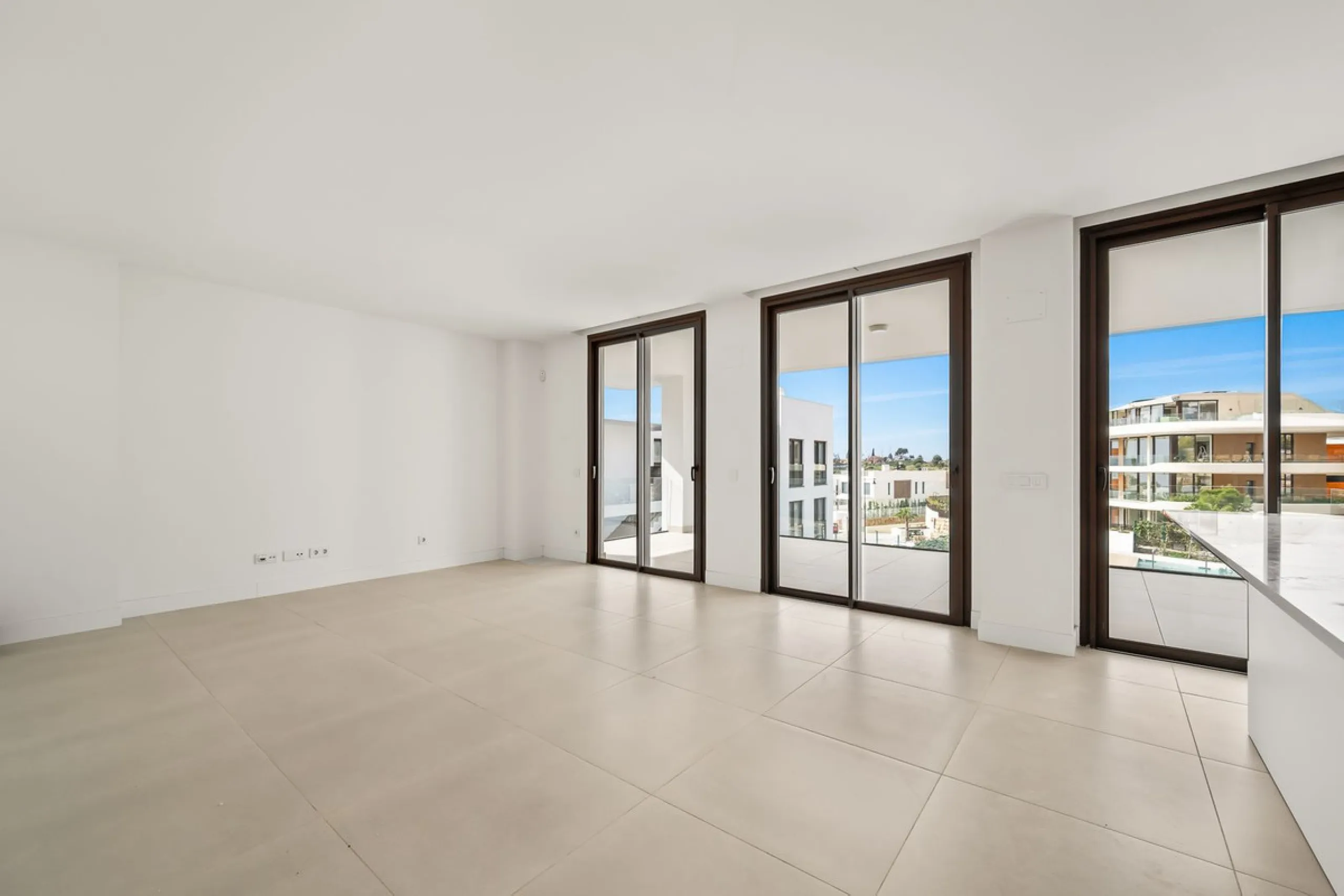 Discover the epitome of contemporary, minimalist living with this exquisite apartment located in Reserva del Higuerón, just a leisurely 400-meter walk from the stunning beaches of Fuengirola.