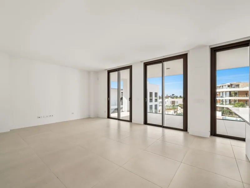 Discover the epitome of contemporary, minimalist living with this exquisite apartment located in Reserva del Higuerón, just a leisurely 400-meter walk from the stunning beaches of Fuengirola.