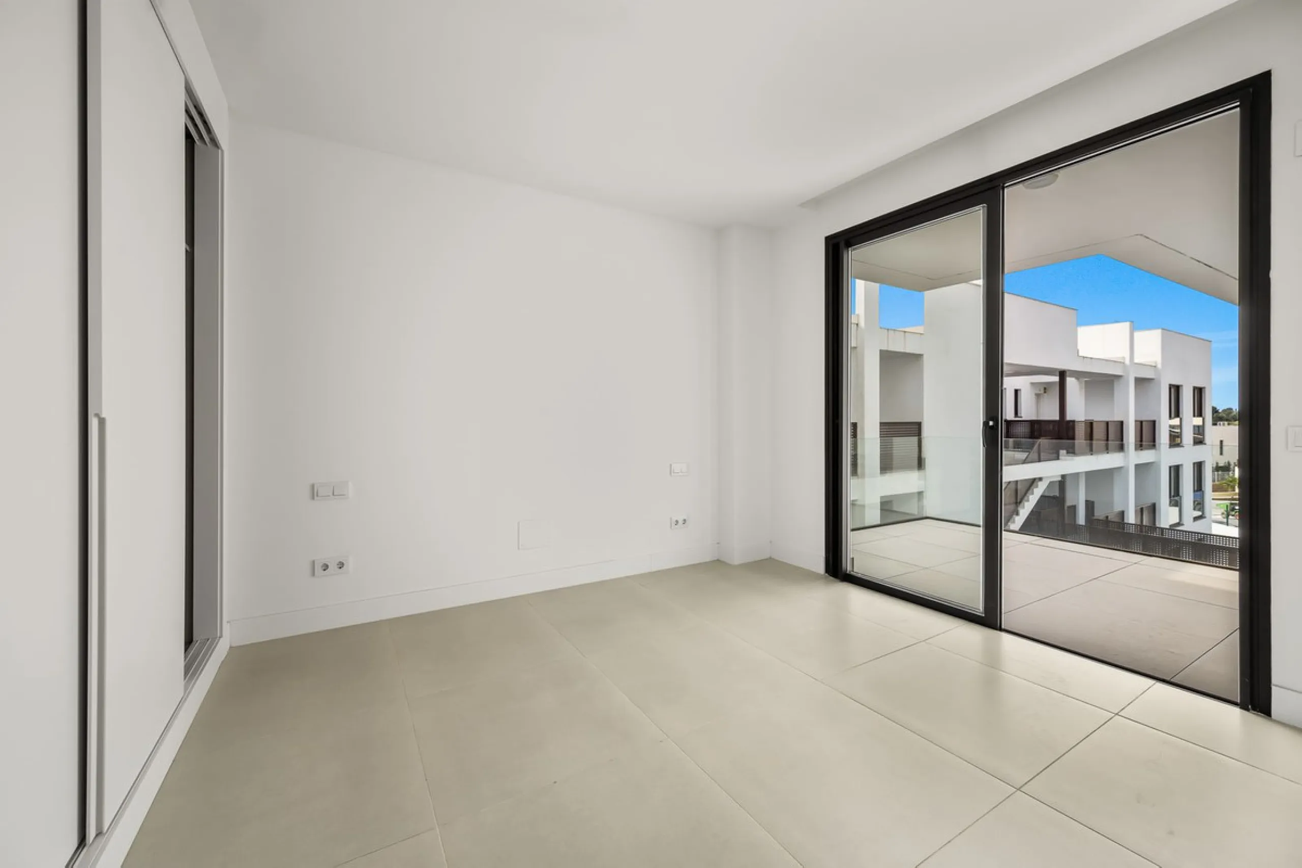 Discover the epitome of contemporary, minimalist living with this exquisite apartment located in Reserva del Higuerón, just a leisurely 400-meter walk from the stunning beaches of Fuengirola.