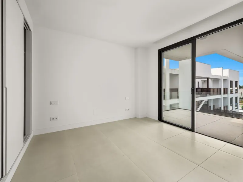 Discover the epitome of contemporary, minimalist living with this exquisite apartment located in Reserva del Higuerón, just a leisurely 400-meter walk from the stunning beaches of Fuengirola.