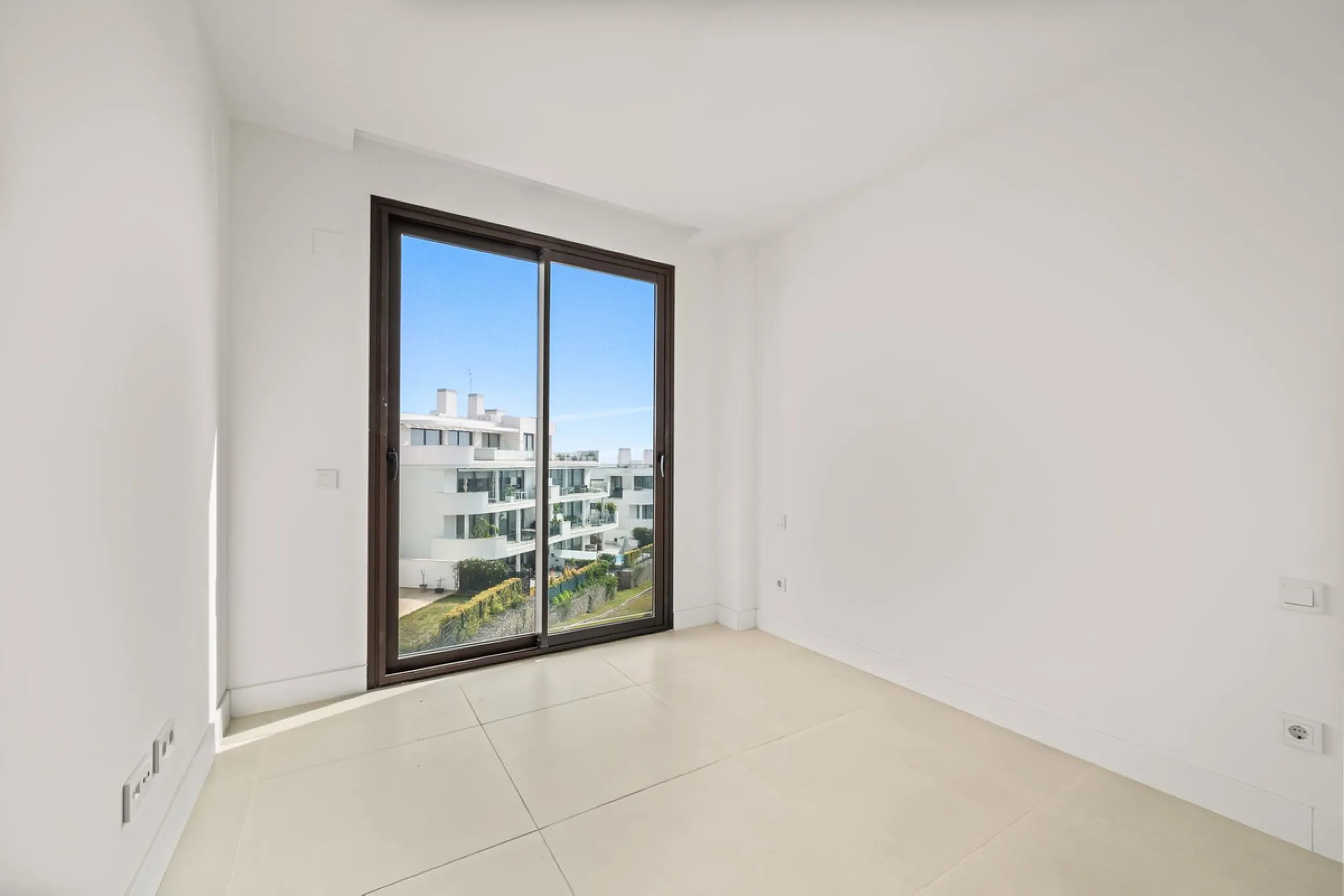 Discover the epitome of contemporary, minimalist living with this exquisite apartment located in Reserva del Higuerón, just a leisurely 400-meter walk from the stunning beaches of Fuengirola.