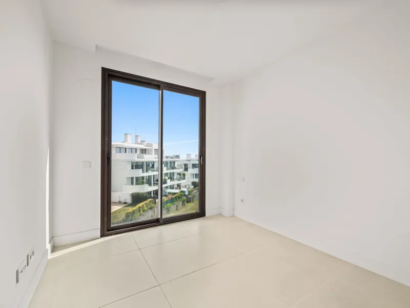 Discover the epitome of contemporary, minimalist living with this exquisite apartment located in Reserva del Higuerón, just a leisurely 400-meter walk from the stunning beaches of Fuengirola.