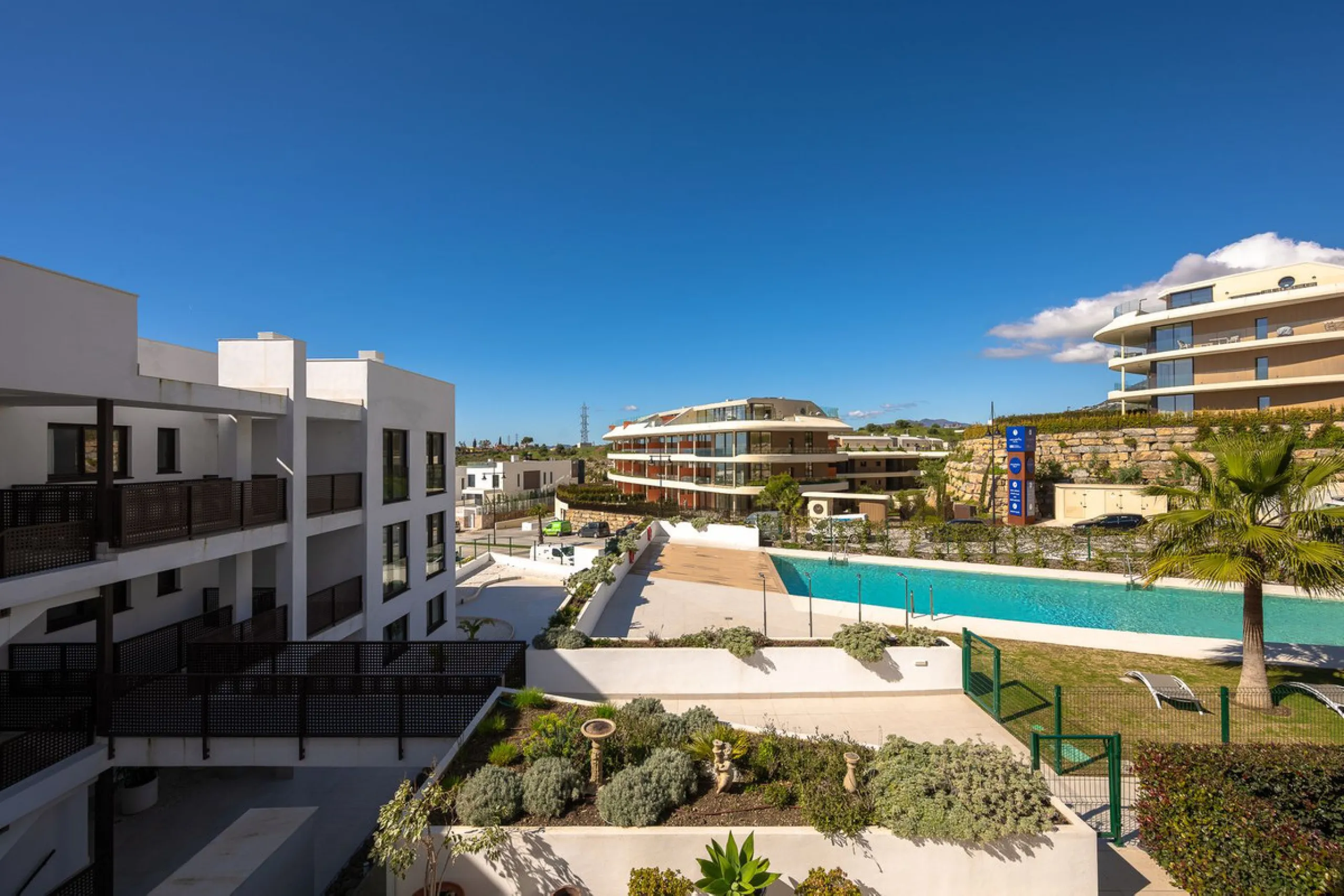 Discover the epitome of contemporary, minimalist living with this exquisite apartment located in Reserva del Higuerón, just a leisurely 400-meter walk from the stunning beaches of Fuengirola.