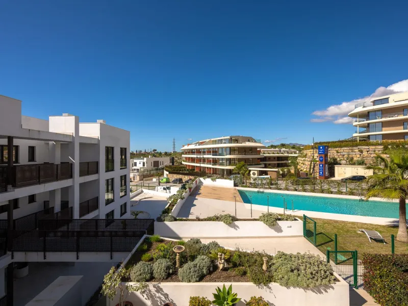 Discover the epitome of contemporary, minimalist living with this exquisite apartment located in Reserva del Higuerón, just a leisurely 400-meter walk from the stunning beaches of Fuengirola.