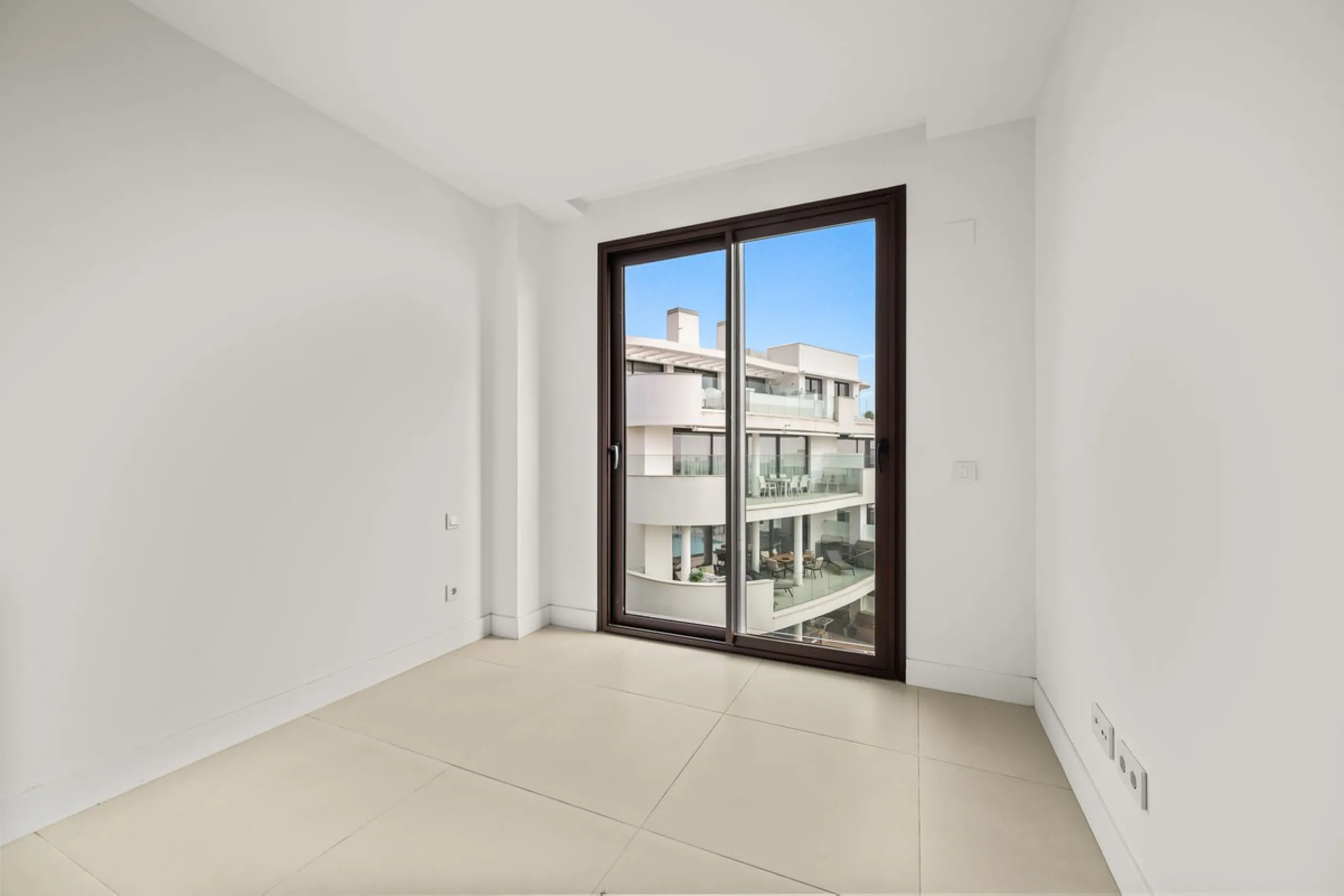 Discover the epitome of contemporary, minimalist living with this exquisite apartment located in Reserva del Higuerón, just a leisurely 400-meter walk from the stunning beaches of Fuengirola.