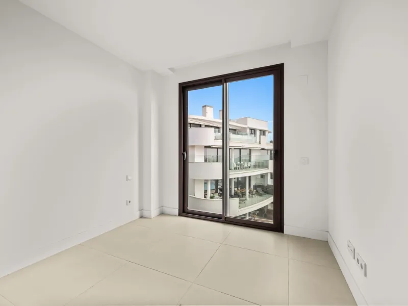 Discover the epitome of contemporary, minimalist living with this exquisite apartment located in Reserva del Higuerón, just a leisurely 400-meter walk from the stunning beaches of Fuengirola.
