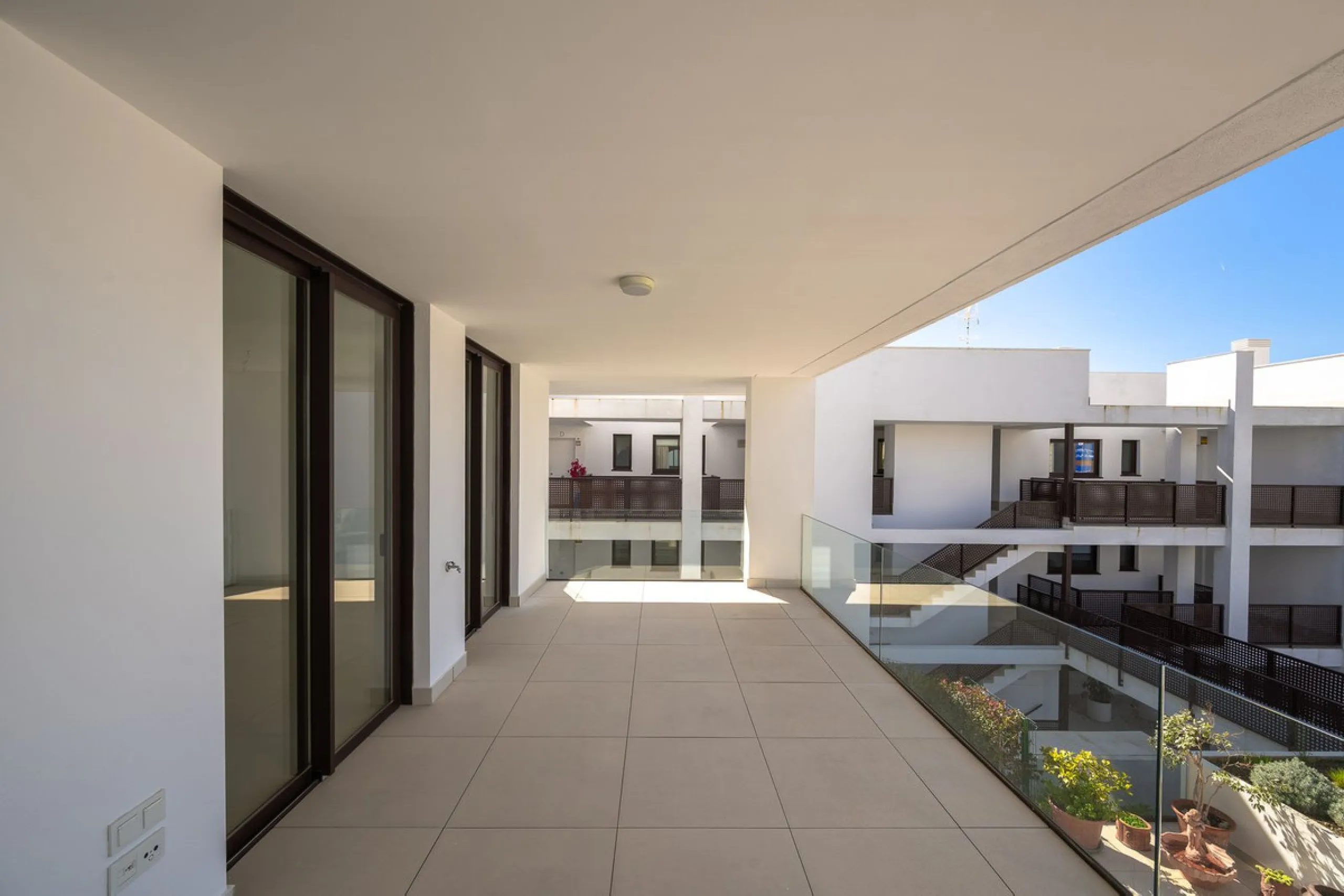 Discover the epitome of contemporary, minimalist living with this exquisite apartment located in Reserva del Higuerón, just a leisurely 400-meter walk from the stunning beaches of Fuengirola.