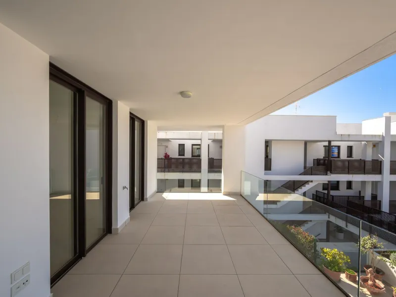 Discover the epitome of contemporary, minimalist living with this exquisite apartment located in Reserva del Higuerón, just a leisurely 400-meter walk from the stunning beaches of Fuengirola.