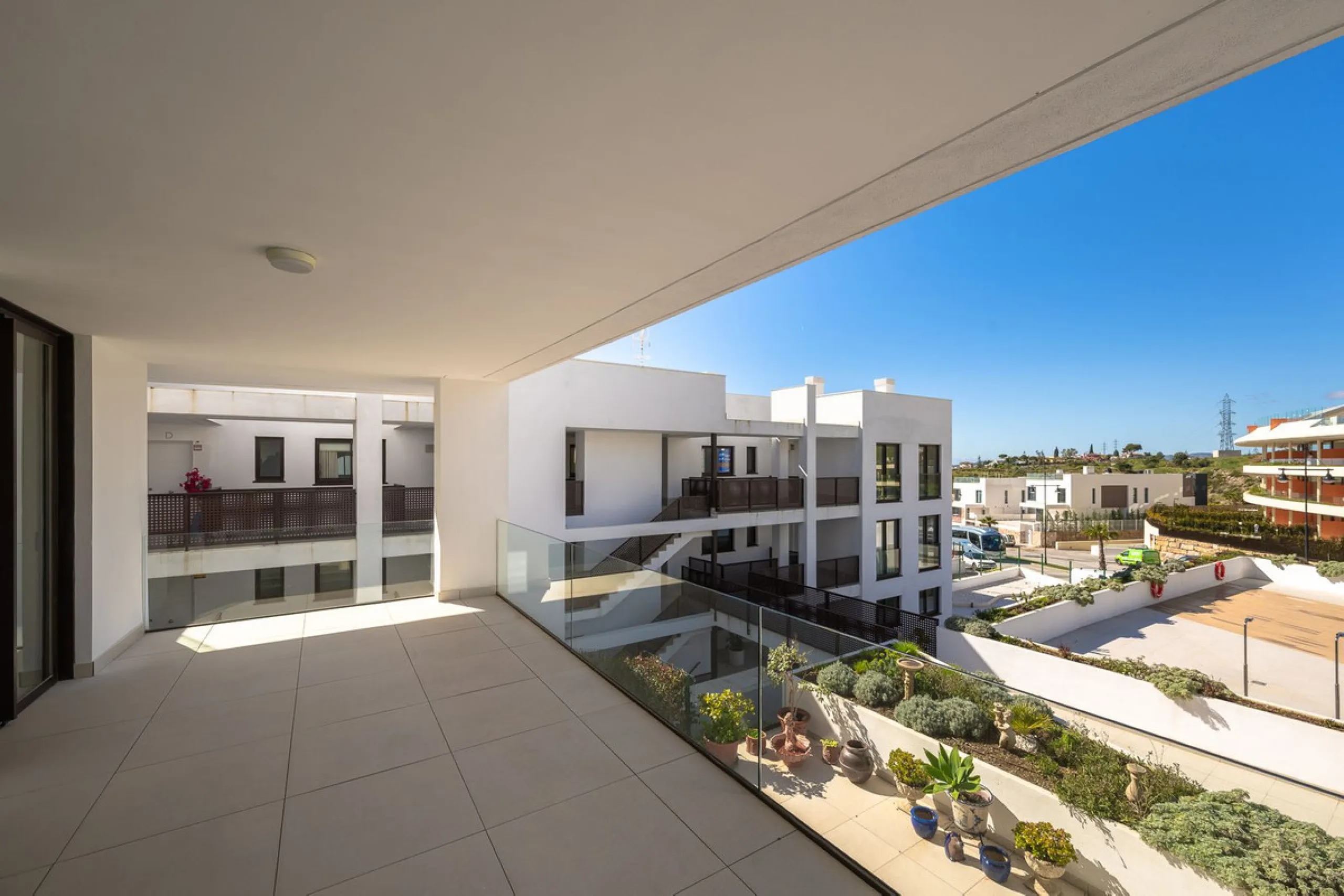 Discover the epitome of contemporary, minimalist living with this exquisite apartment located in Reserva del Higuerón, just a leisurely 400-meter walk from the stunning beaches of Fuengirola.