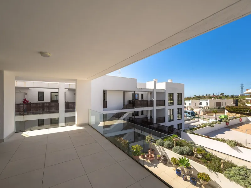 Discover the epitome of contemporary, minimalist living with this exquisite apartment located in Reserva del Higuerón, just a leisurely 400-meter walk from the stunning beaches of Fuengirola.