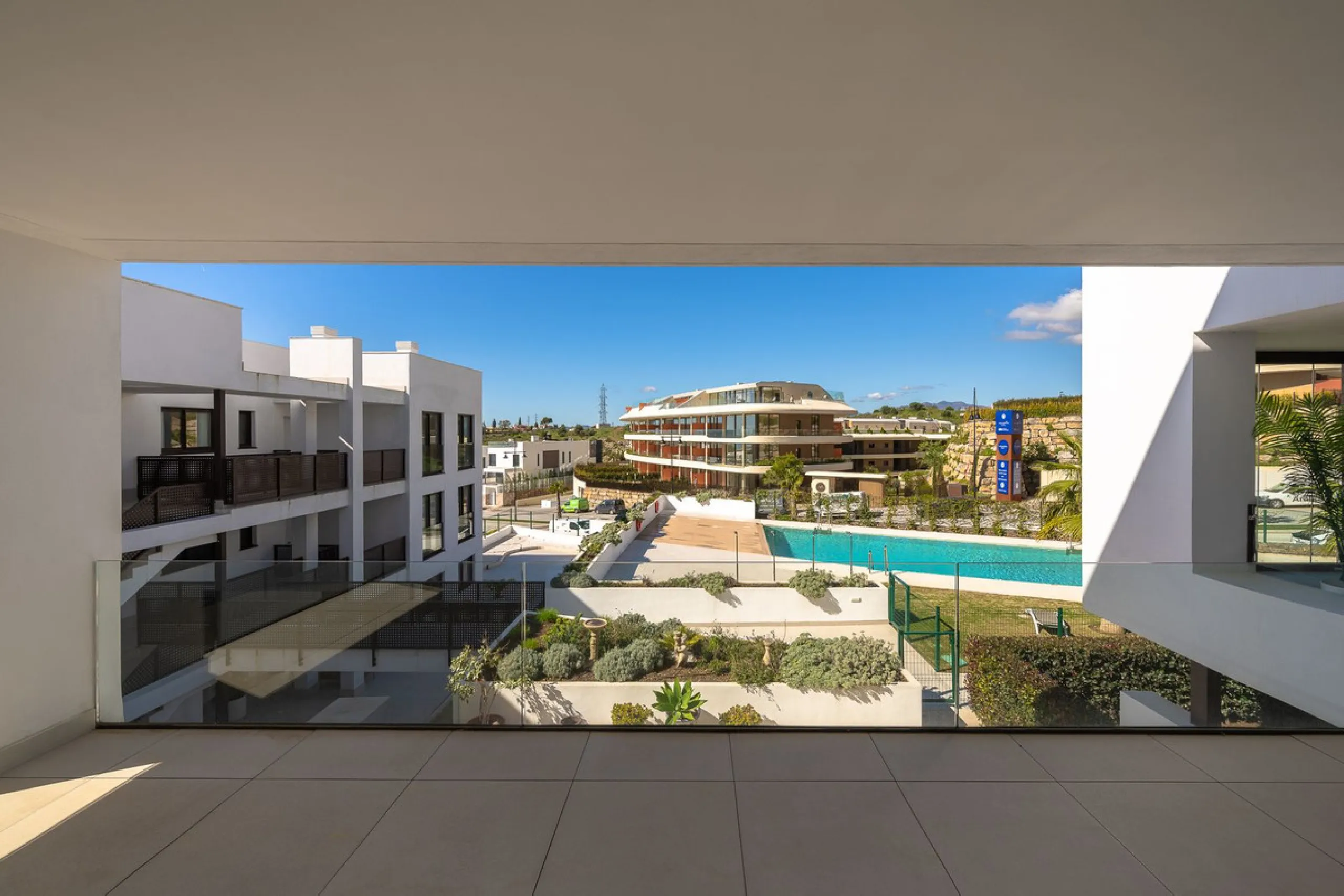 Discover the epitome of contemporary, minimalist living with this exquisite apartment located in Reserva del Higuerón, just a leisurely 400-meter walk from the stunning beaches of Fuengirola.