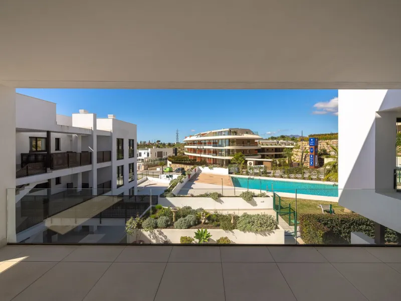 Discover the epitome of contemporary, minimalist living with this exquisite apartment located in Reserva del Higuerón, just a leisurely 400-meter walk from the stunning beaches of Fuengirola.