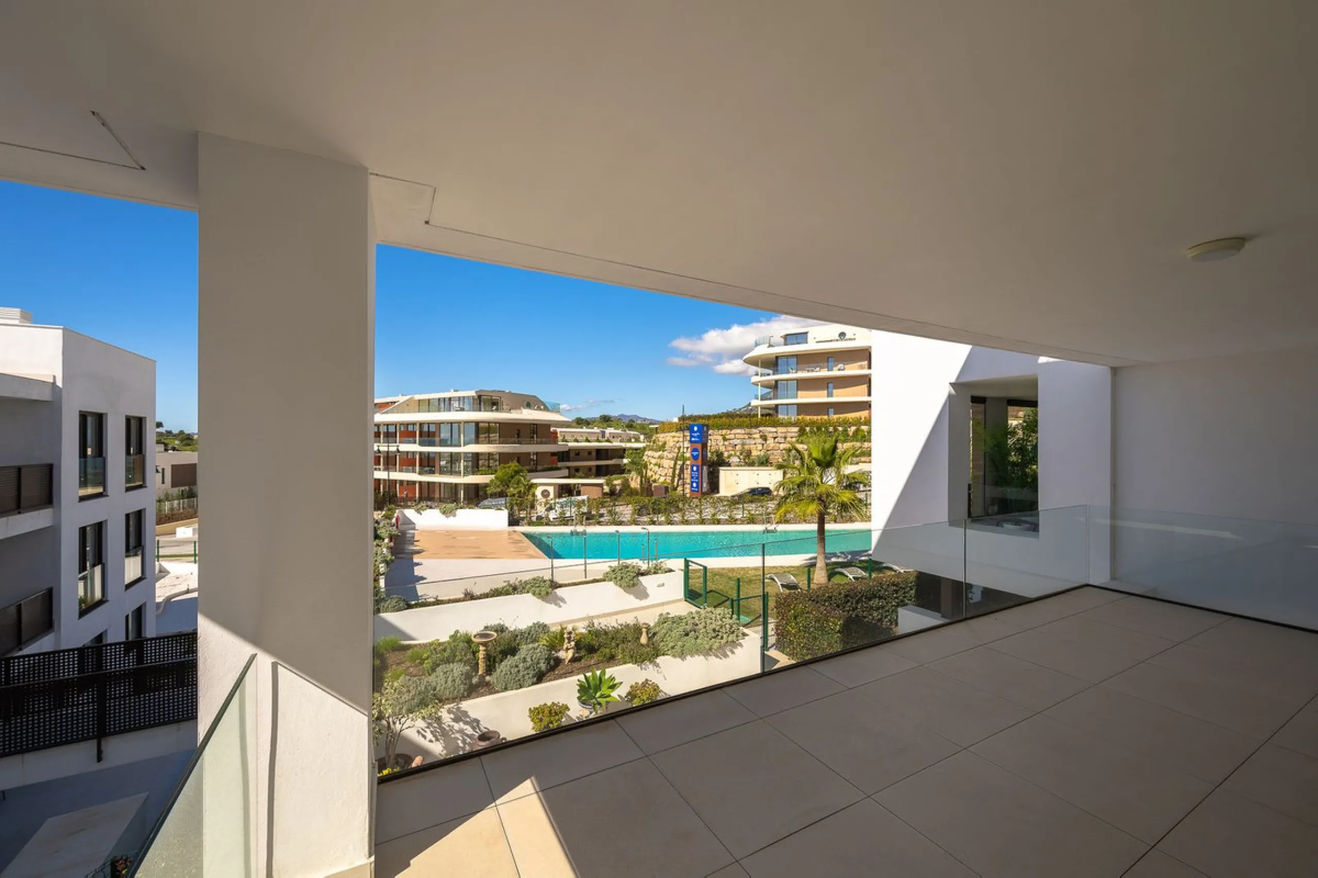 Discover the epitome of contemporary, minimalist living with this exquisite apartment located in Reserva del Higuerón, just a leisurely 400-meter walk from the stunning beaches of Fuengirola.