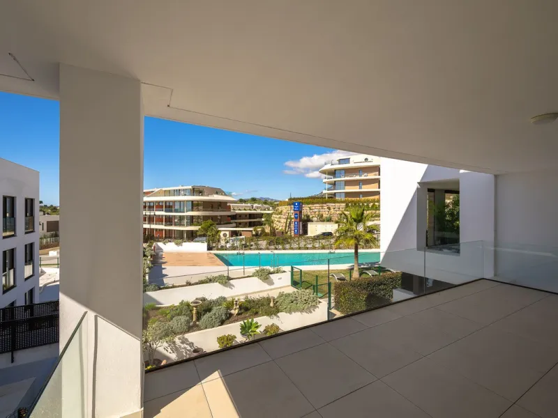 Discover the epitome of contemporary, minimalist living with this exquisite apartment located in Reserva del Higuerón, just a leisurely 400-meter walk from the stunning beaches of Fuengirola.