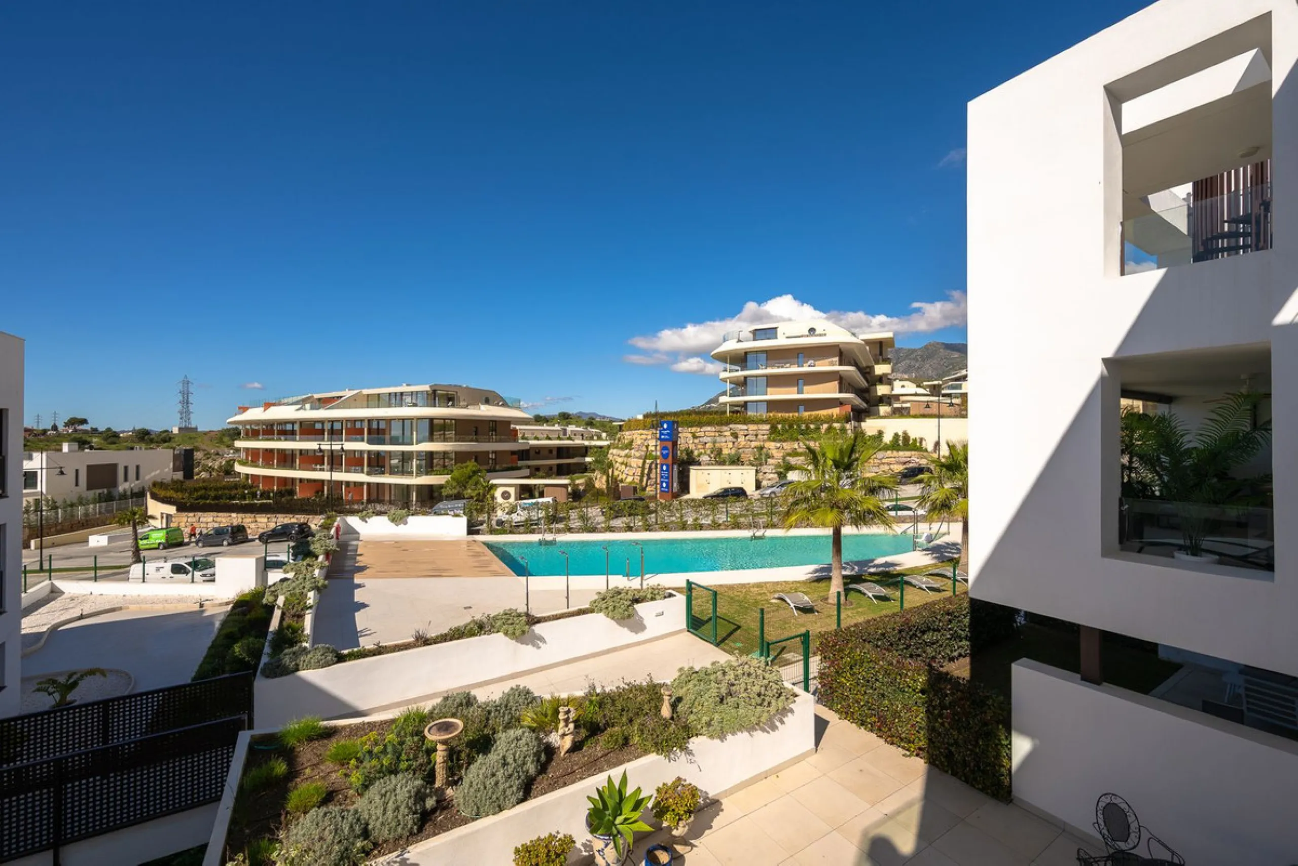 Discover the epitome of contemporary, minimalist living with this exquisite apartment located in Reserva del Higuerón, just a leisurely 400-meter walk from the stunning beaches of Fuengirola.