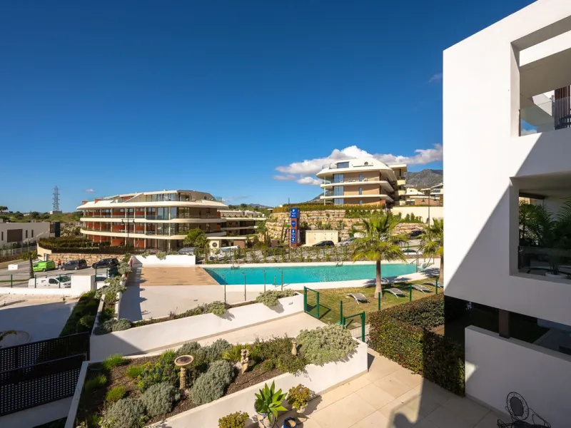 Discover the epitome of contemporary, minimalist living with this exquisite apartment located in Reserva del Higuerón, just a leisurely 400-meter walk from the stunning beaches of Fuengirola.