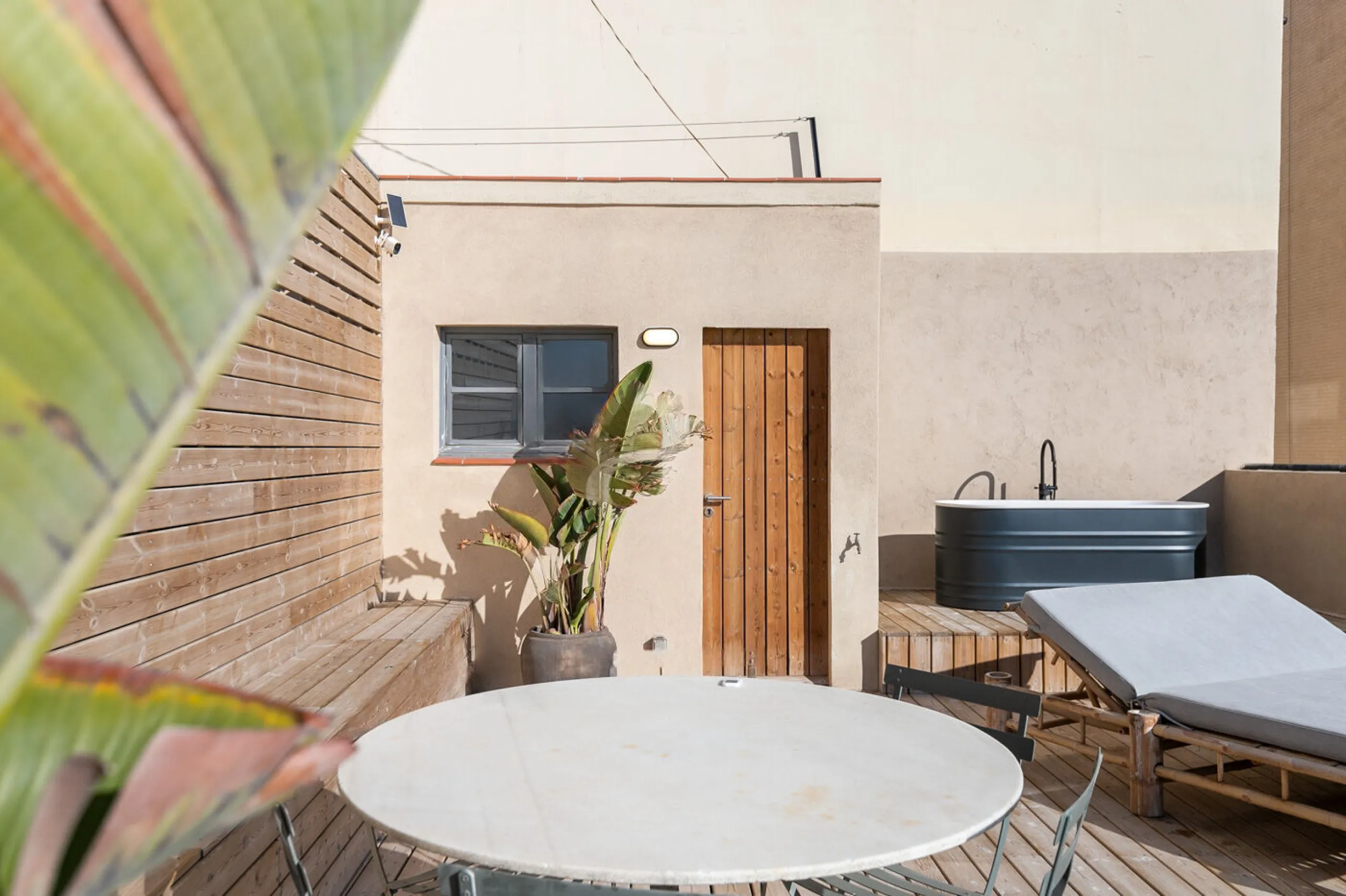 Renovated Beachside Apartment with Balcony in Barceloneta, Barcelona
