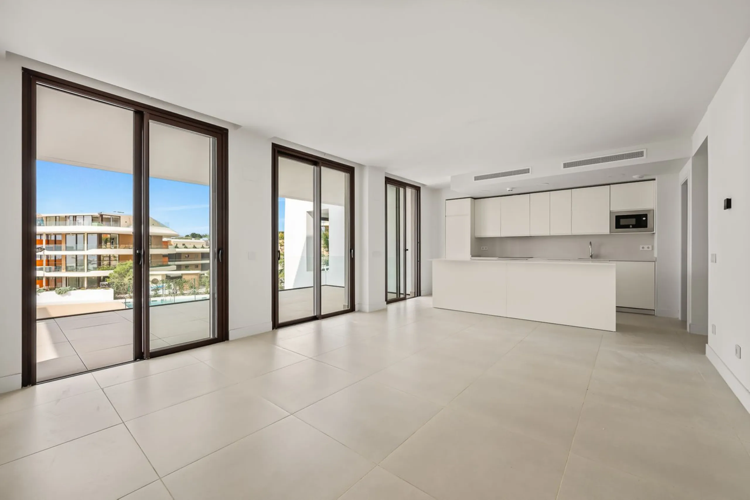 Discover the epitome of contemporary, minimalist living with this exquisite apartment located in Reserva del Higuerón, just a leisurely 400-meter walk from the stunning beaches of Fuengirola.