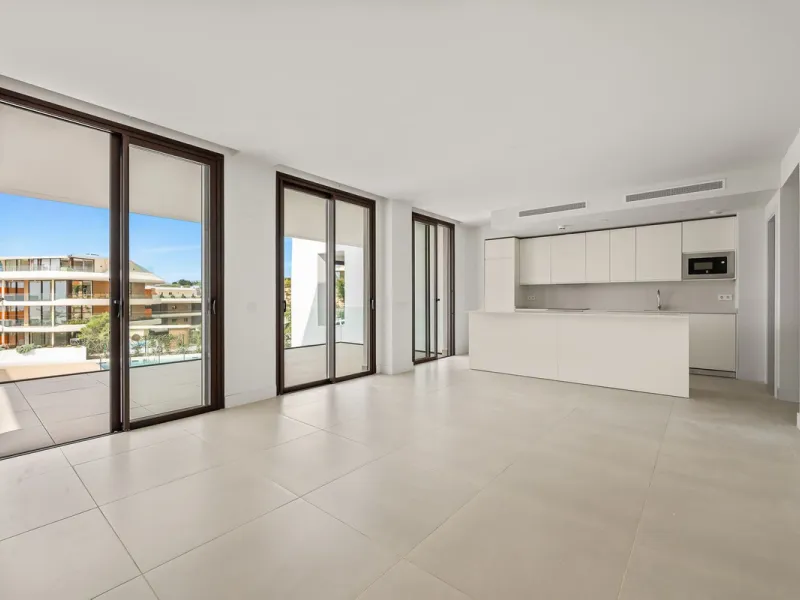 Discover the epitome of contemporary, minimalist living with this exquisite apartment located in Reserva del Higuerón, just a leisurely 400-meter walk from the stunning beaches of Fuengirola.