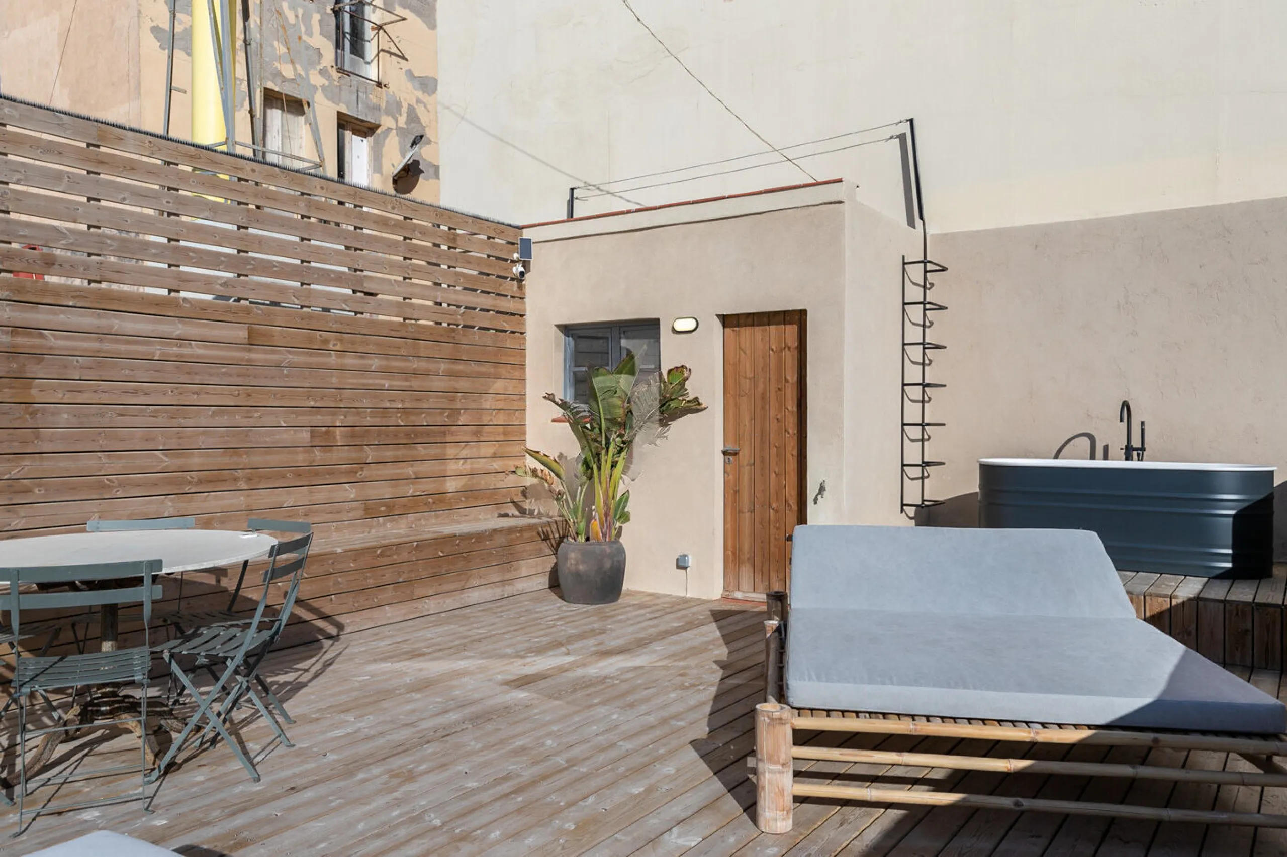 Renovated Beachside Apartment with Balcony in Barceloneta, Barcelona